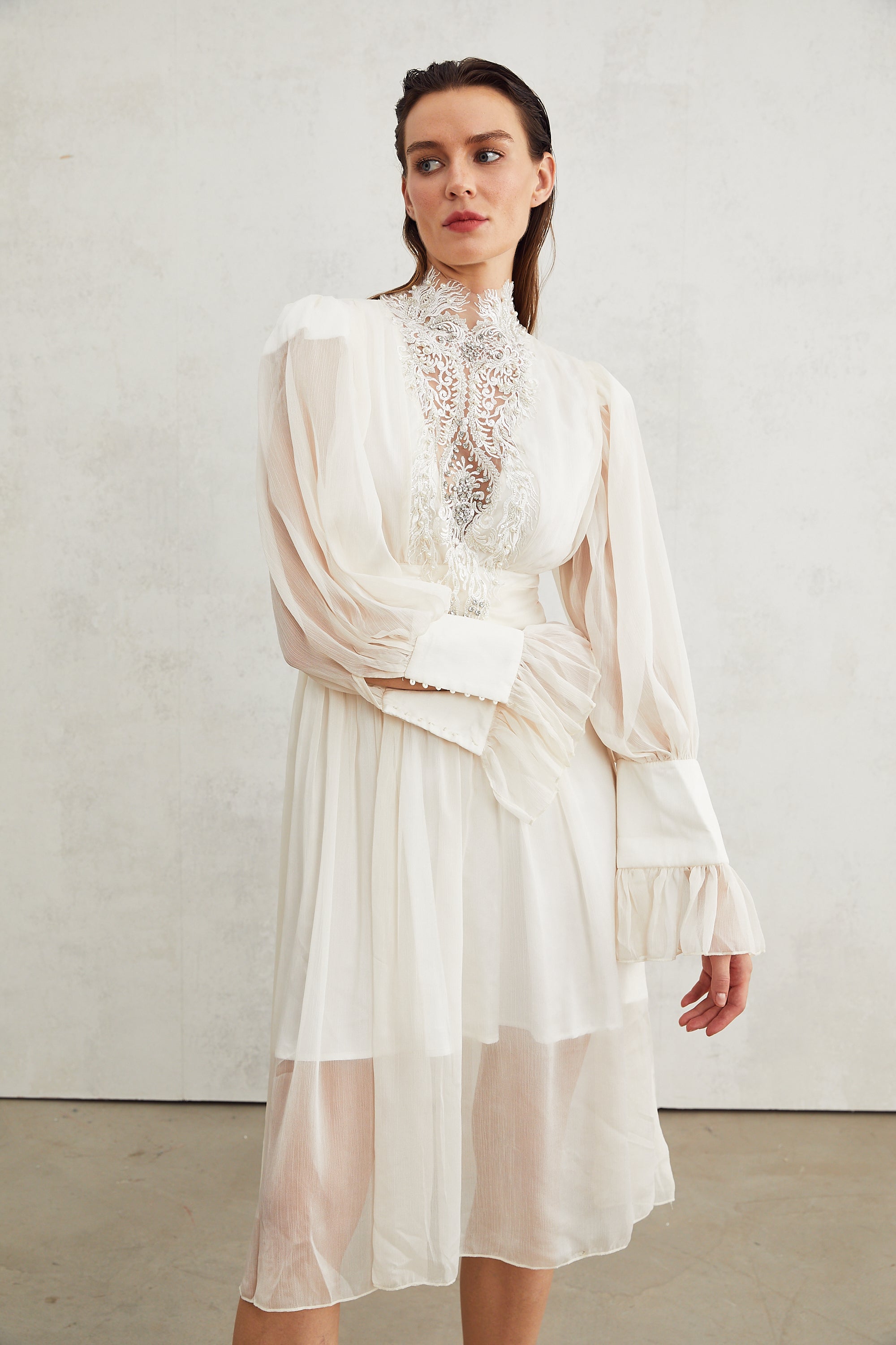 فستان ميراج مزين بتفاصيل الدانتيل