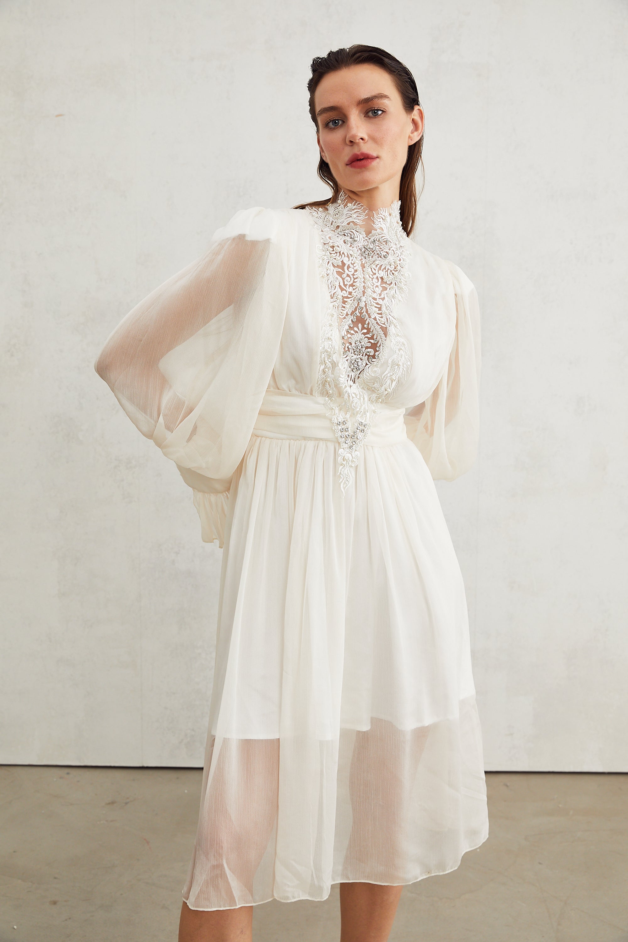 فستان ميراج مزين بتفاصيل الدانتيل