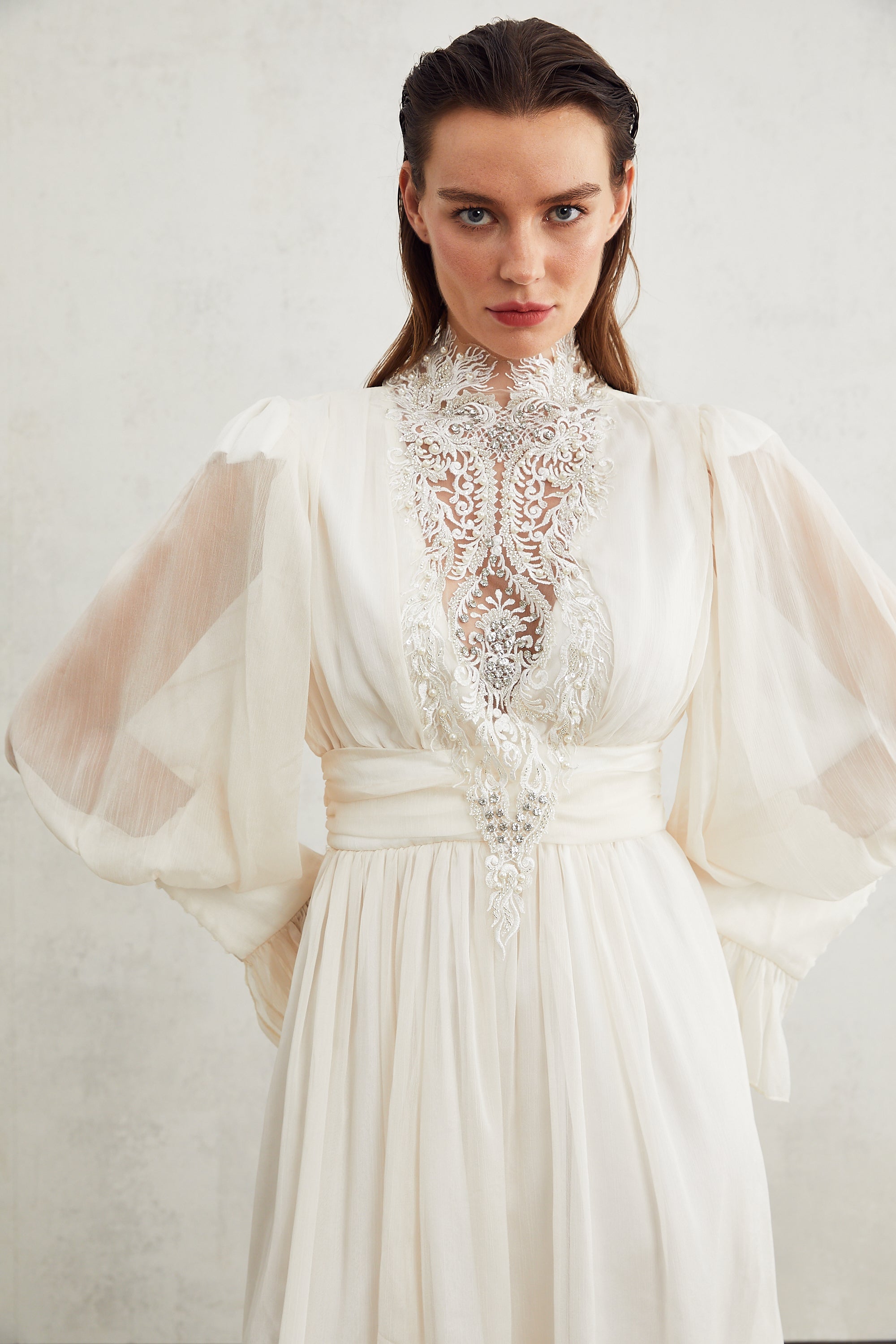 فستان ميراج مزين بتفاصيل الدانتيل