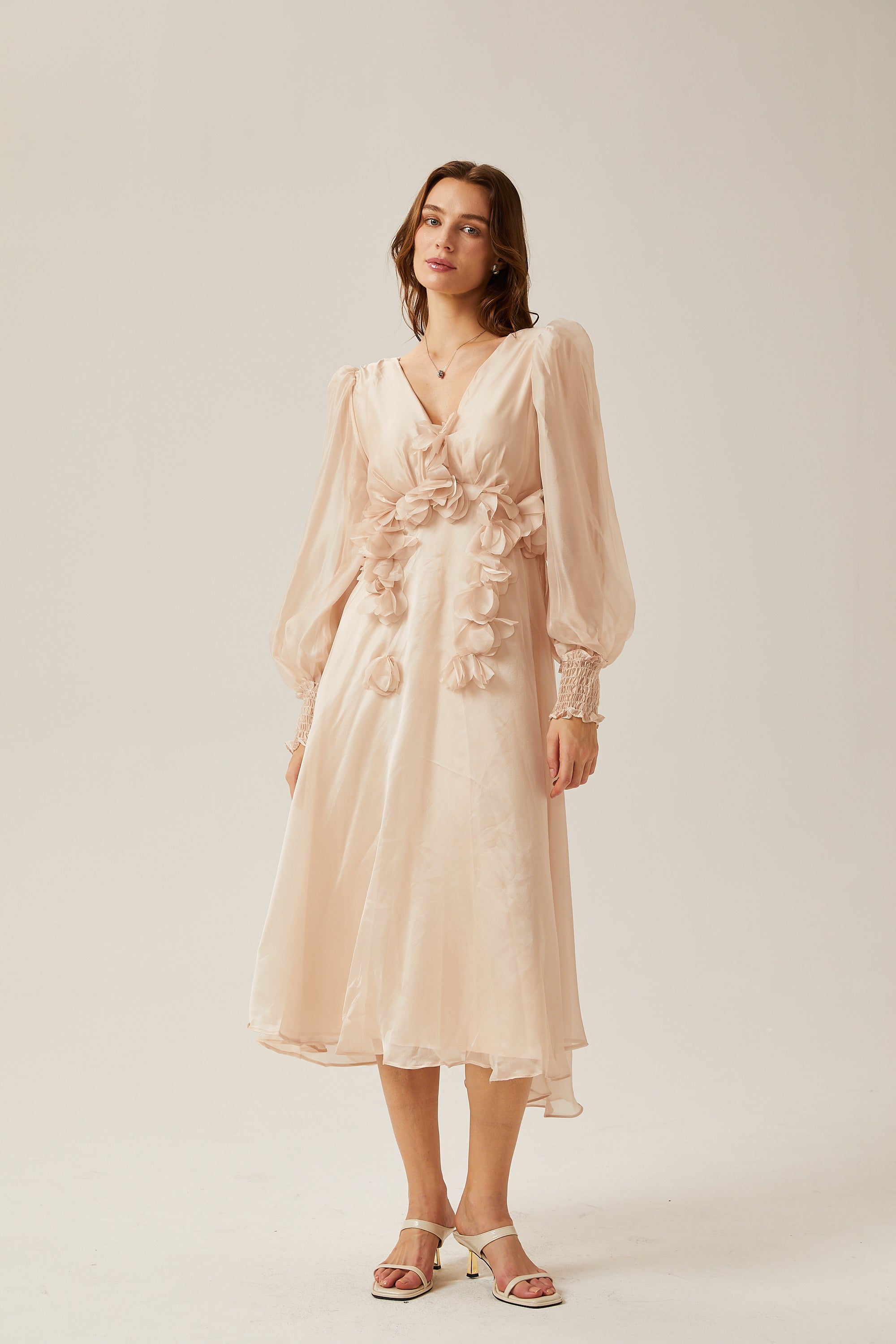 فستان لوسي متوسط الطول مزين بنقشة زهور صناعية