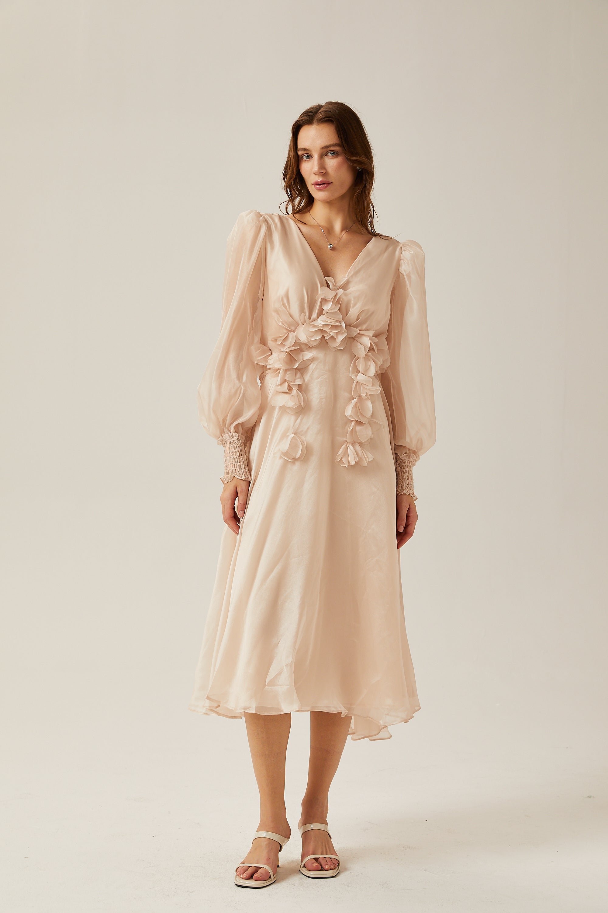 فستان لوسي متوسط الطول مزين بنقشة زهور صناعية