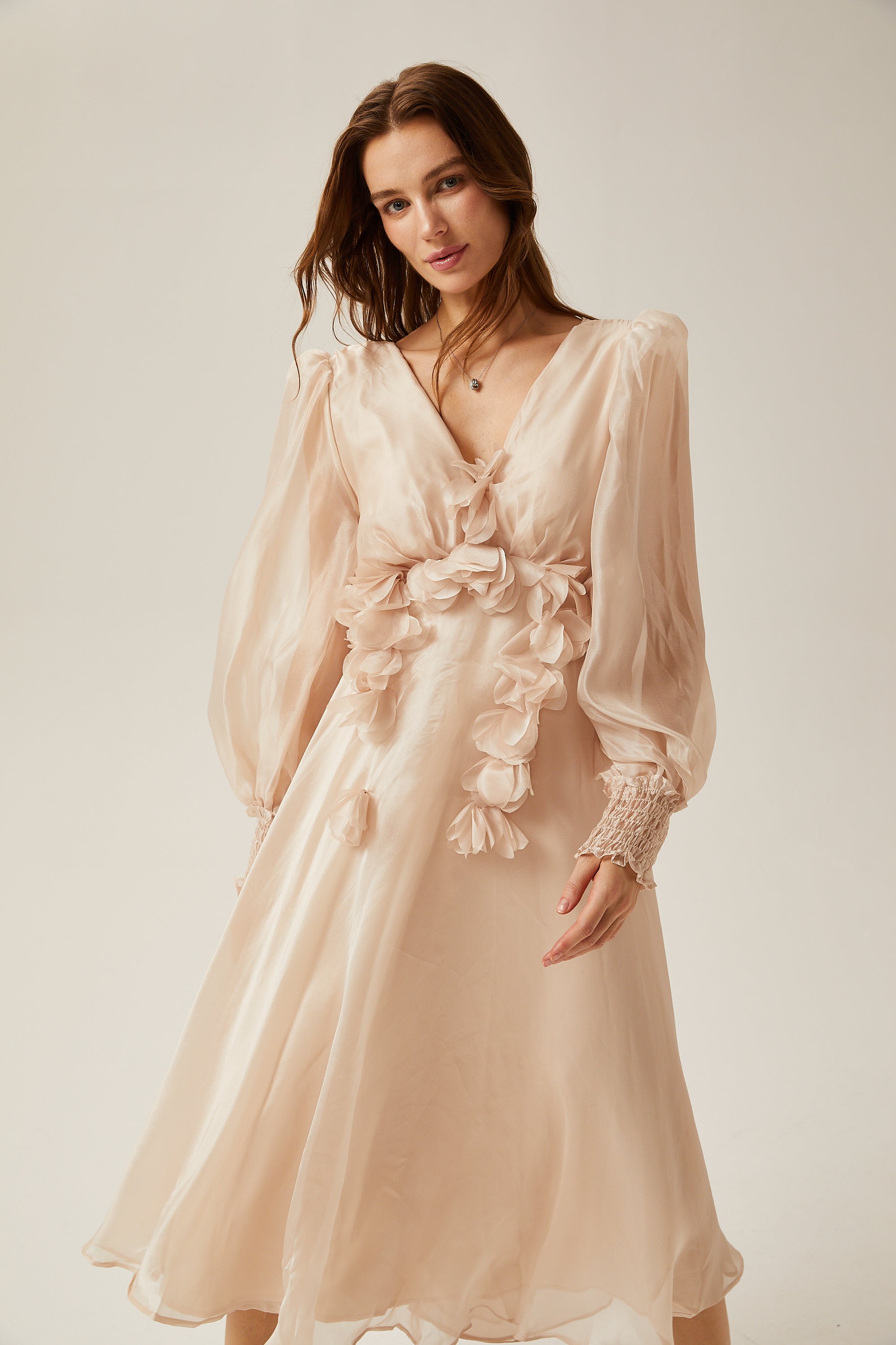 فستان لوسي متوسط الطول مزين بنقشة زهور صناعية