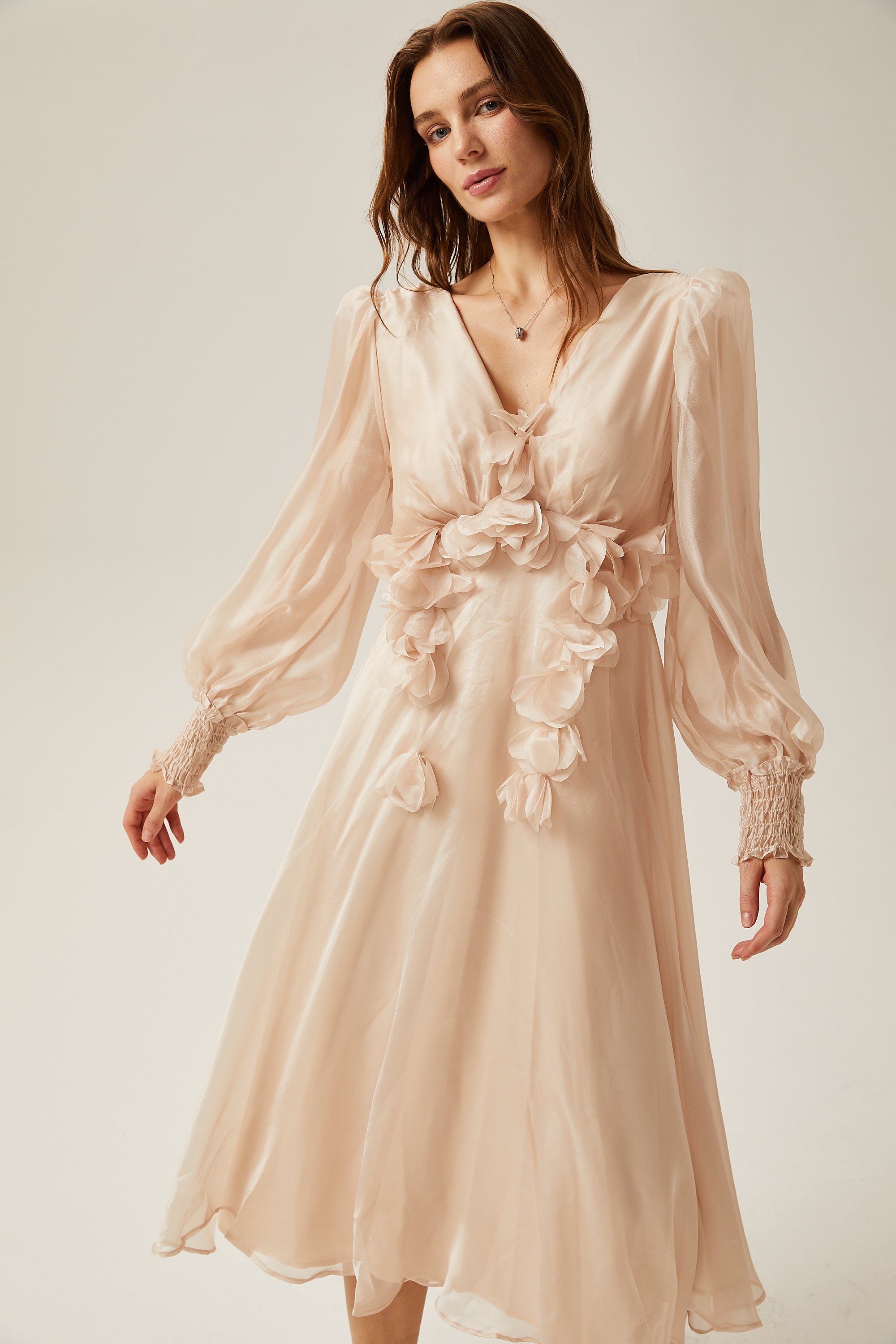 فستان لوسي متوسط الطول مزين بنقشة زهور صناعية