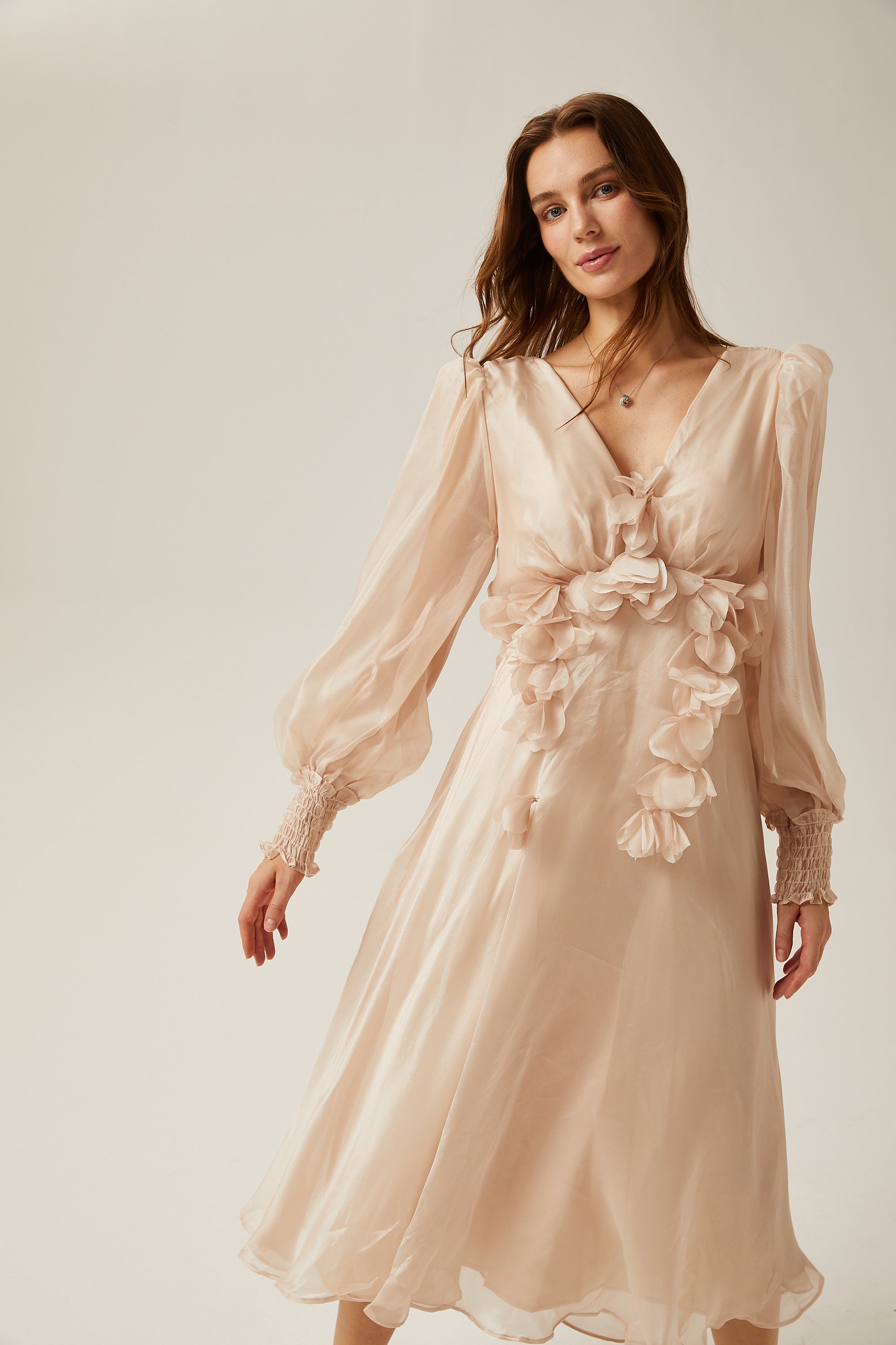 فستان لوسي متوسط الطول مزين بنقشة زهور صناعية