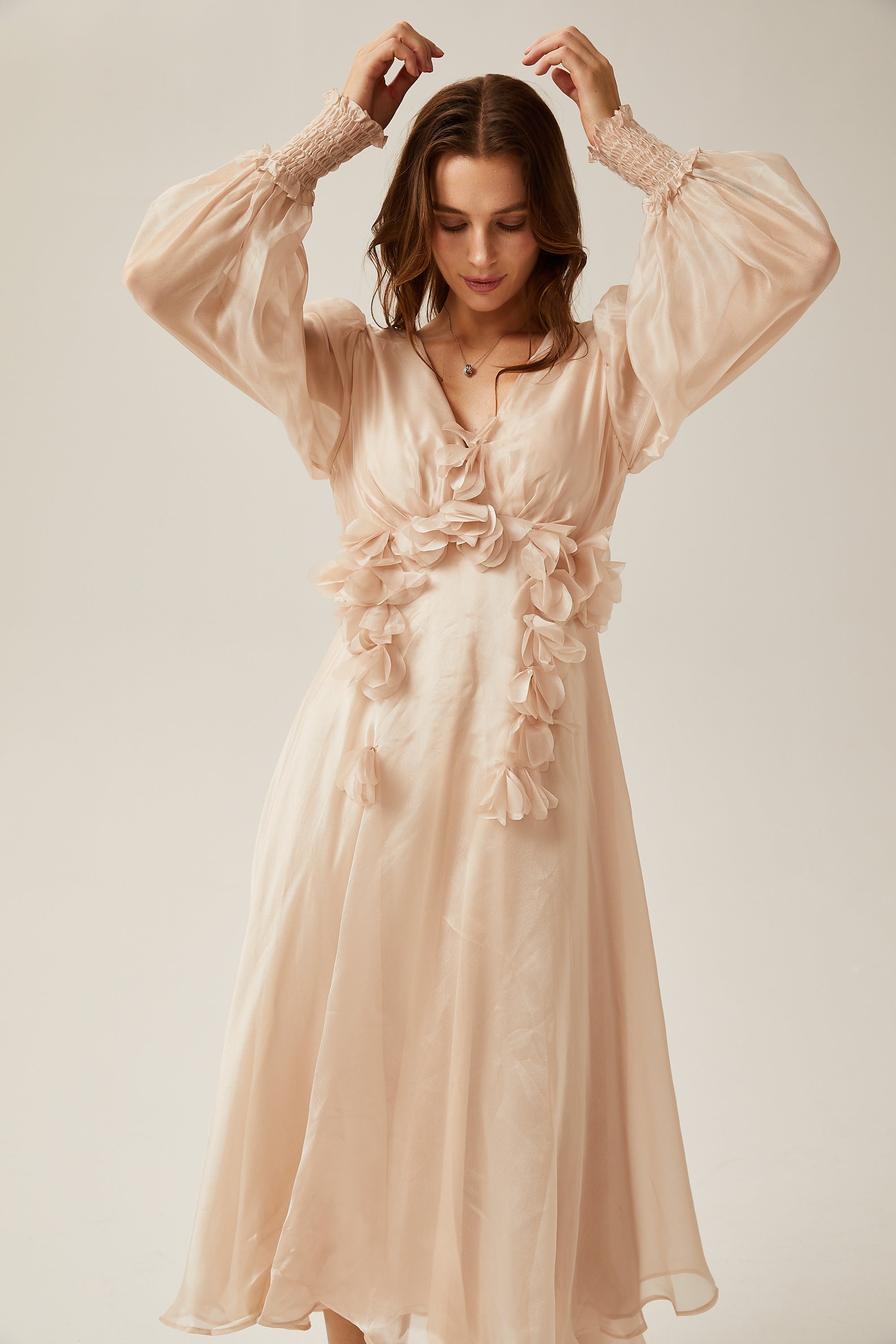 فستان لوسي متوسط الطول مزين بنقشة زهور صناعية