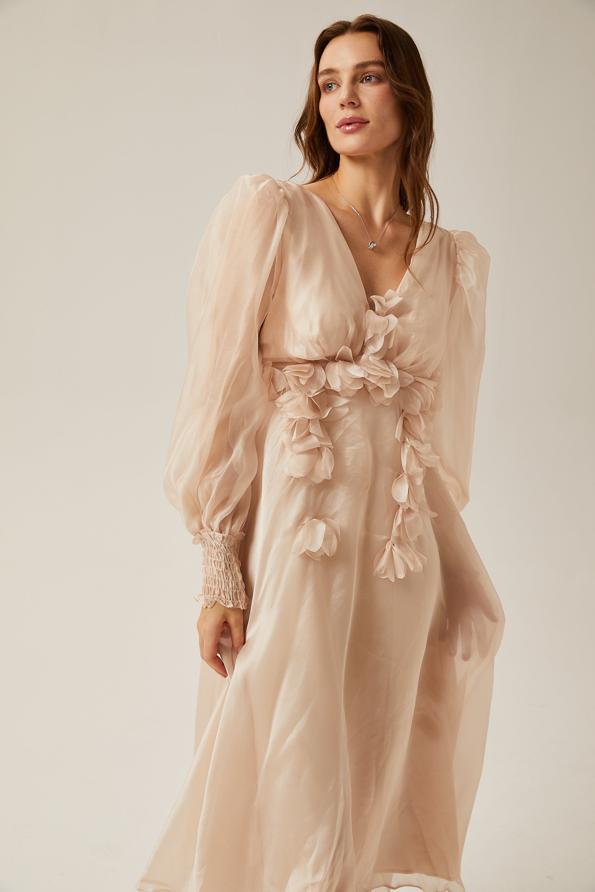 فستان لوسي متوسط الطول مزين بنقشة زهور صناعية