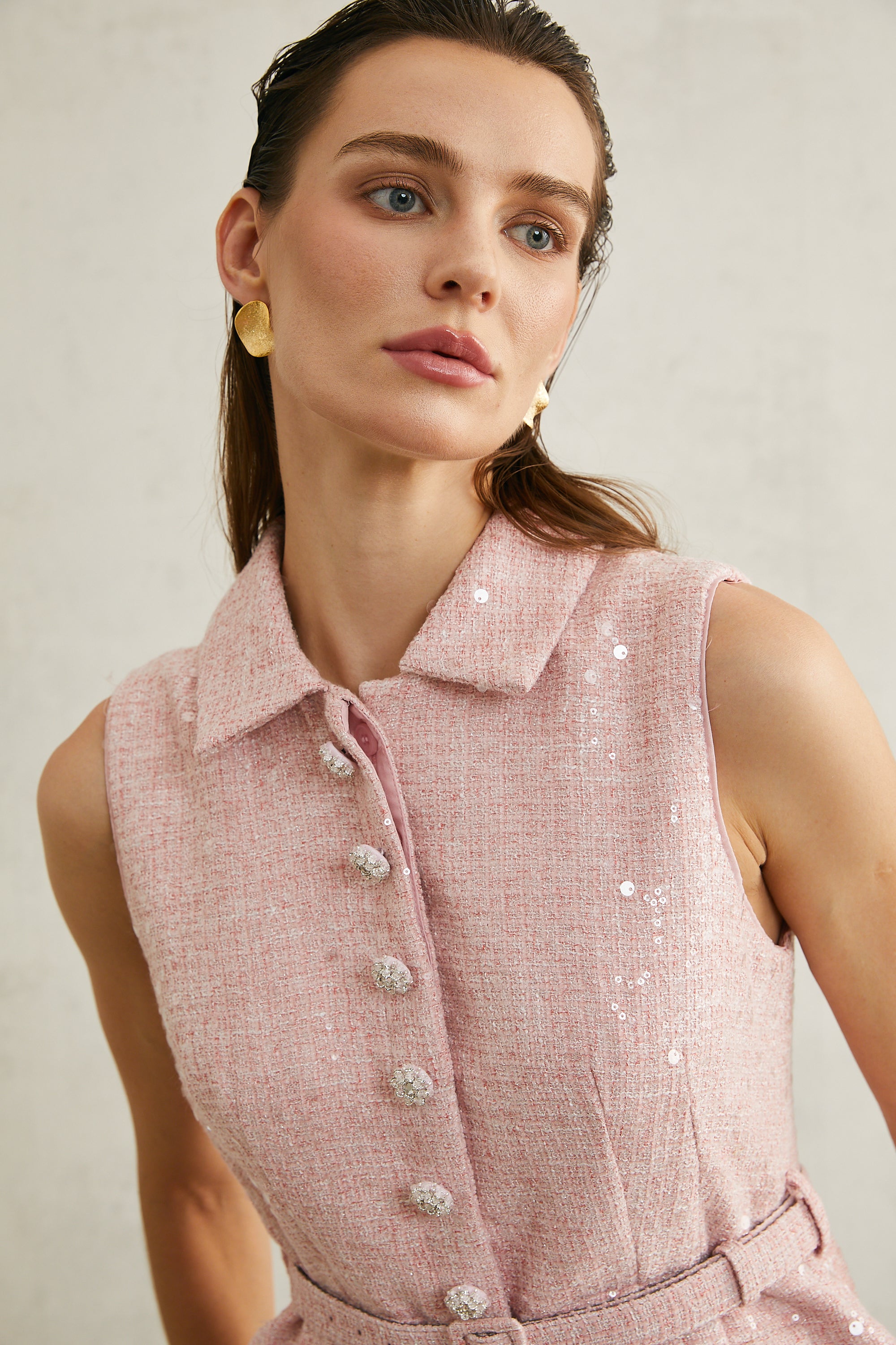 فستان إيليز الوردي المزين بثنيات قصير