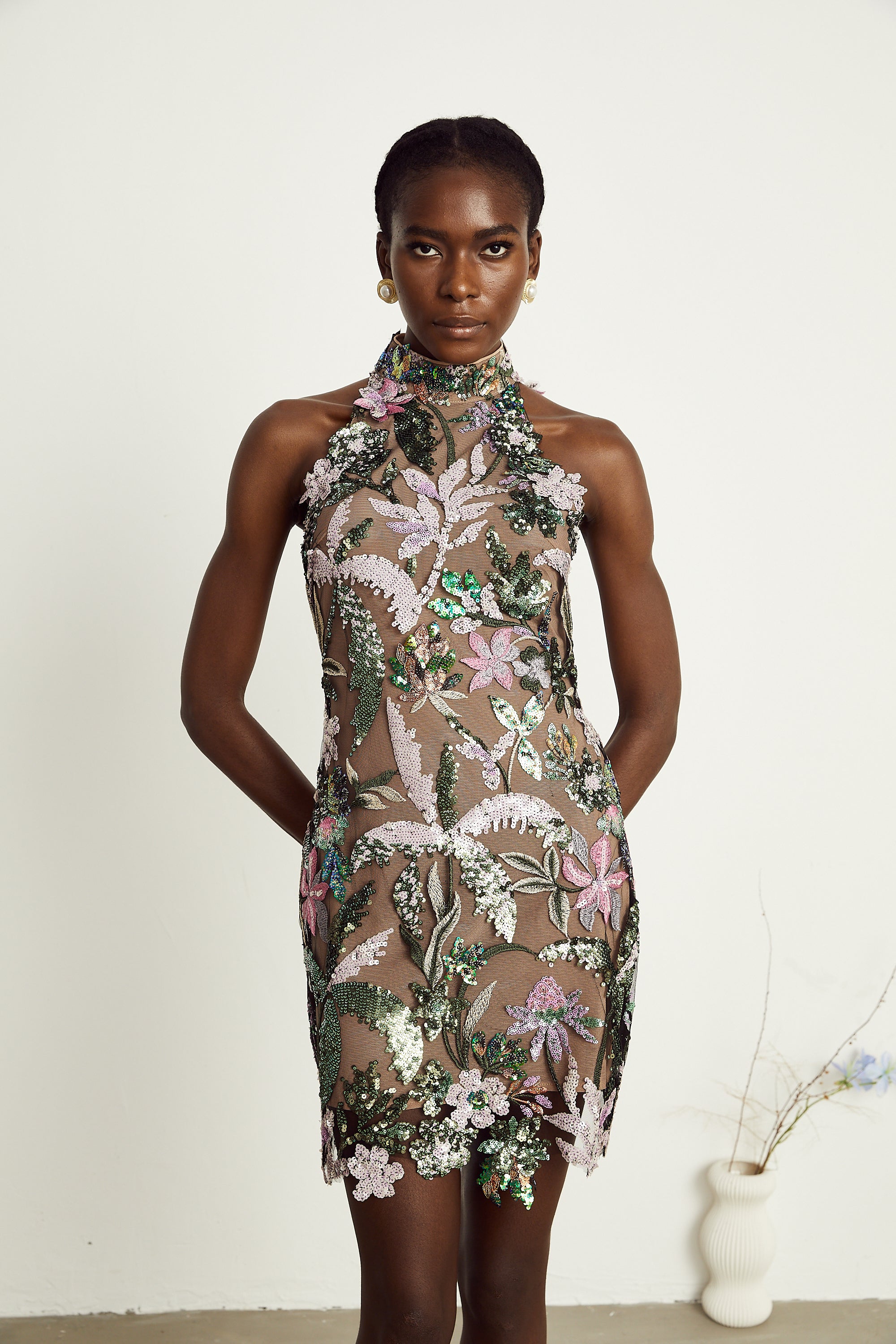 فستان جيرالدين قصير مطرز بالترتر