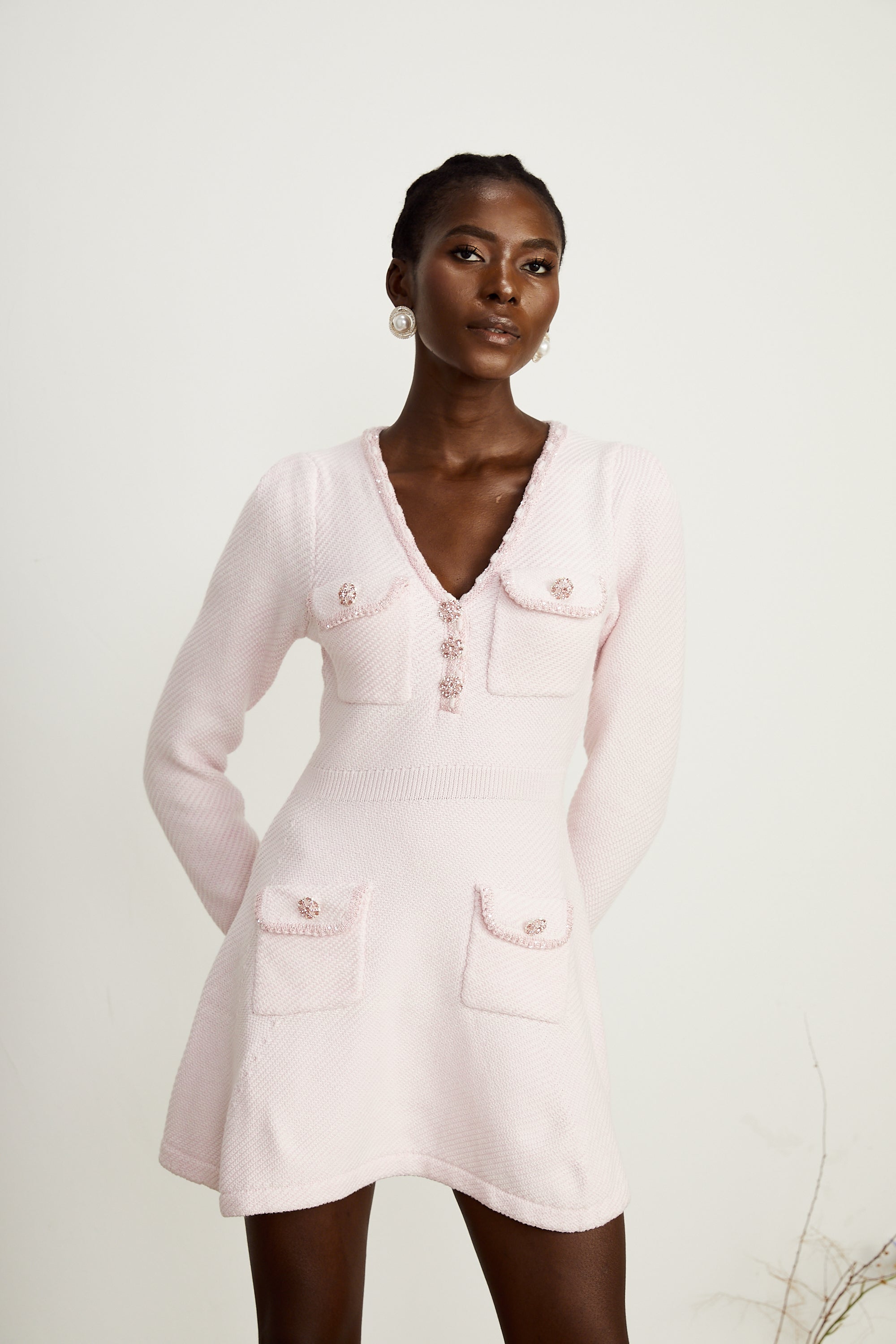 فستان كارين الوردي القصير المحبوك بفتحة على شكل حرف V