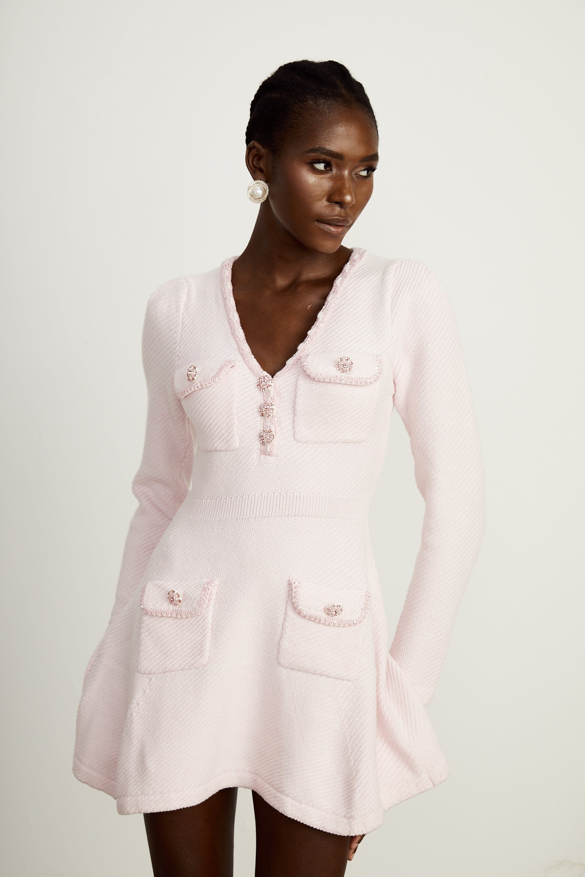 فستان كارين الوردي القصير المحبوك بفتحة على شكل حرف V