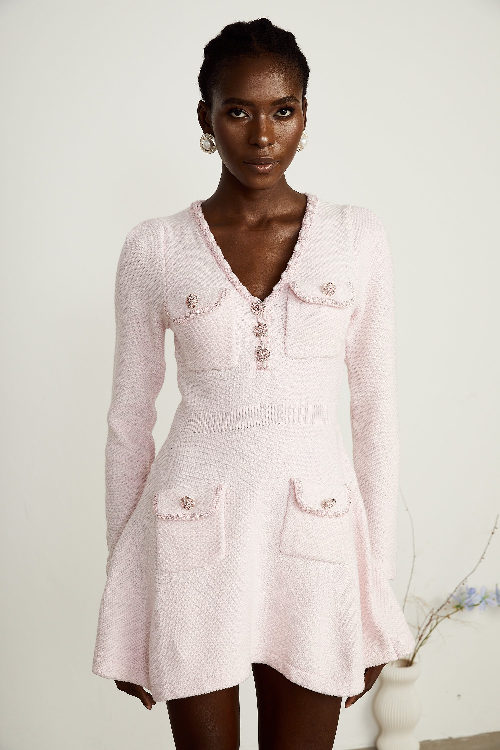 فستان كارين الوردي القصير المحبوك بفتحة على شكل حرف V