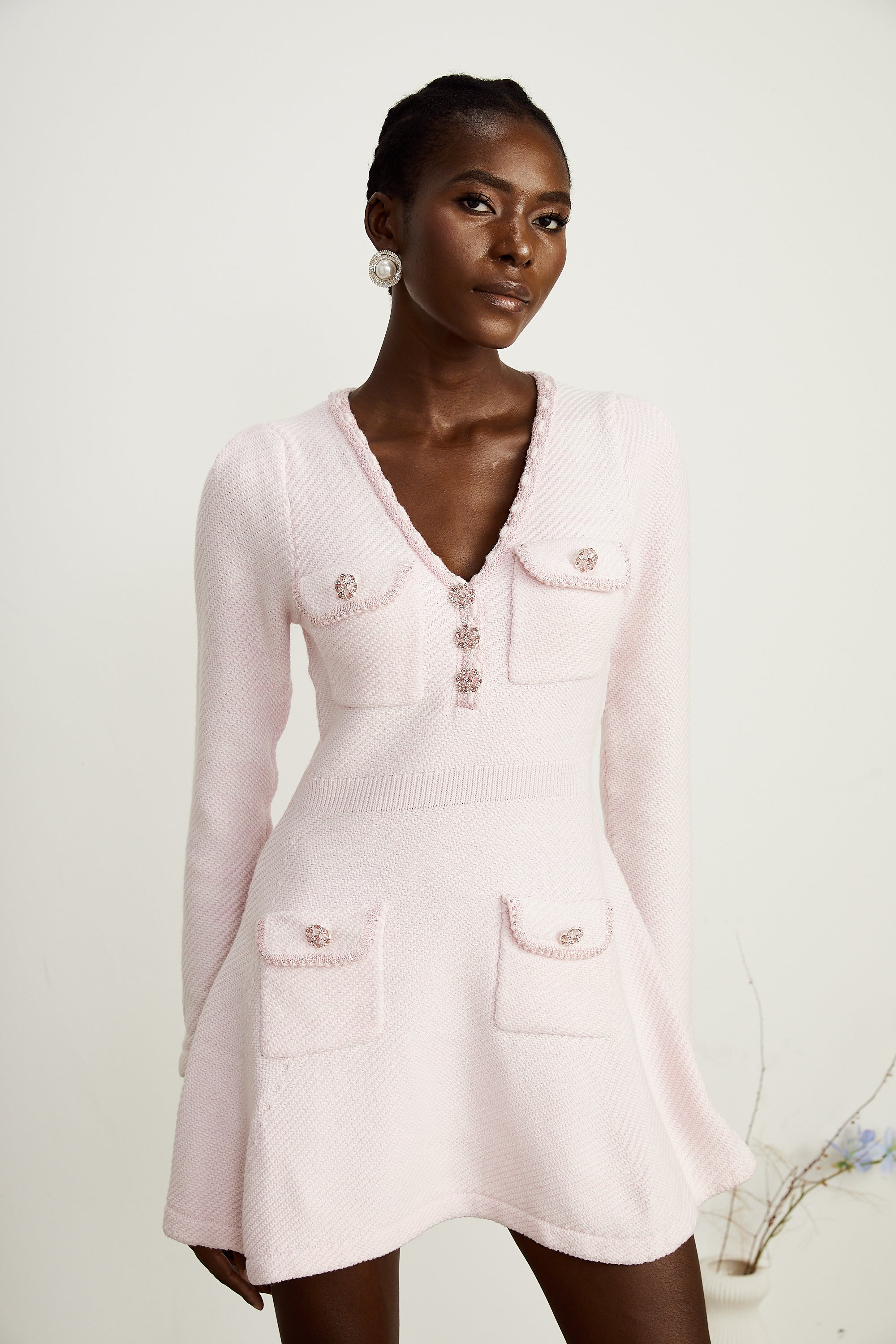 فستان كارين الوردي القصير المحبوك بفتحة على شكل حرف V