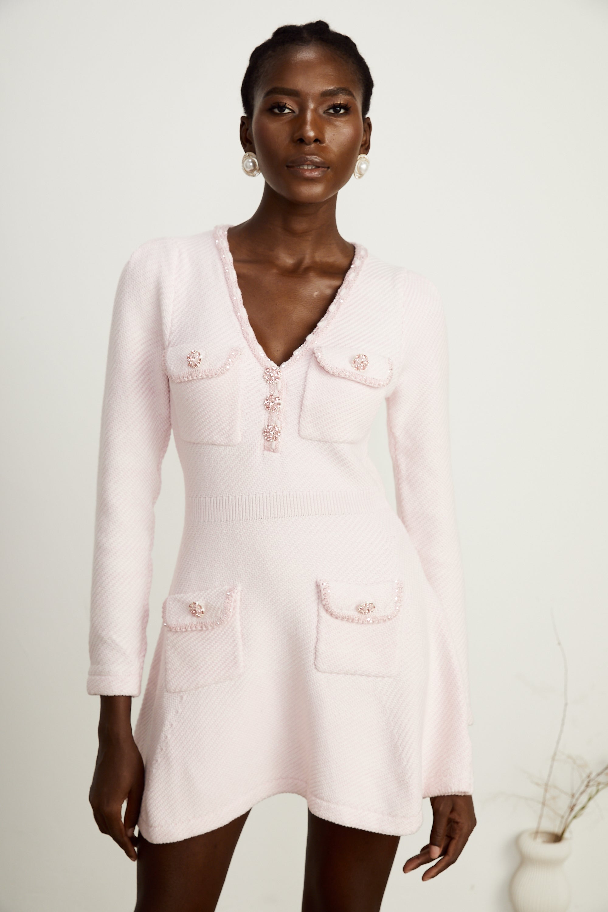 فستان كارين الوردي القصير المحبوك بفتحة على شكل حرف V