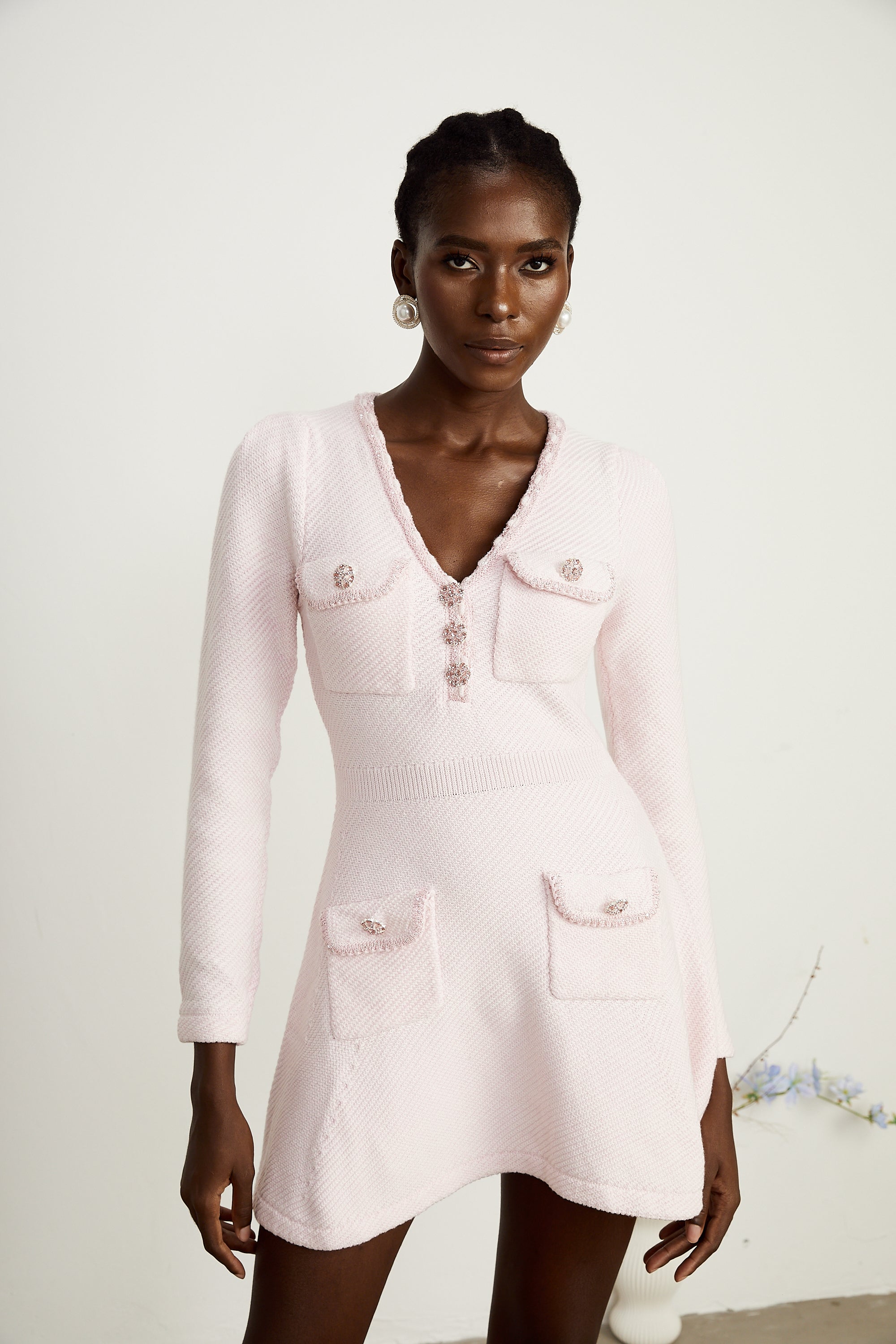 فستان كارين الوردي القصير المحبوك بفتحة على شكل حرف V