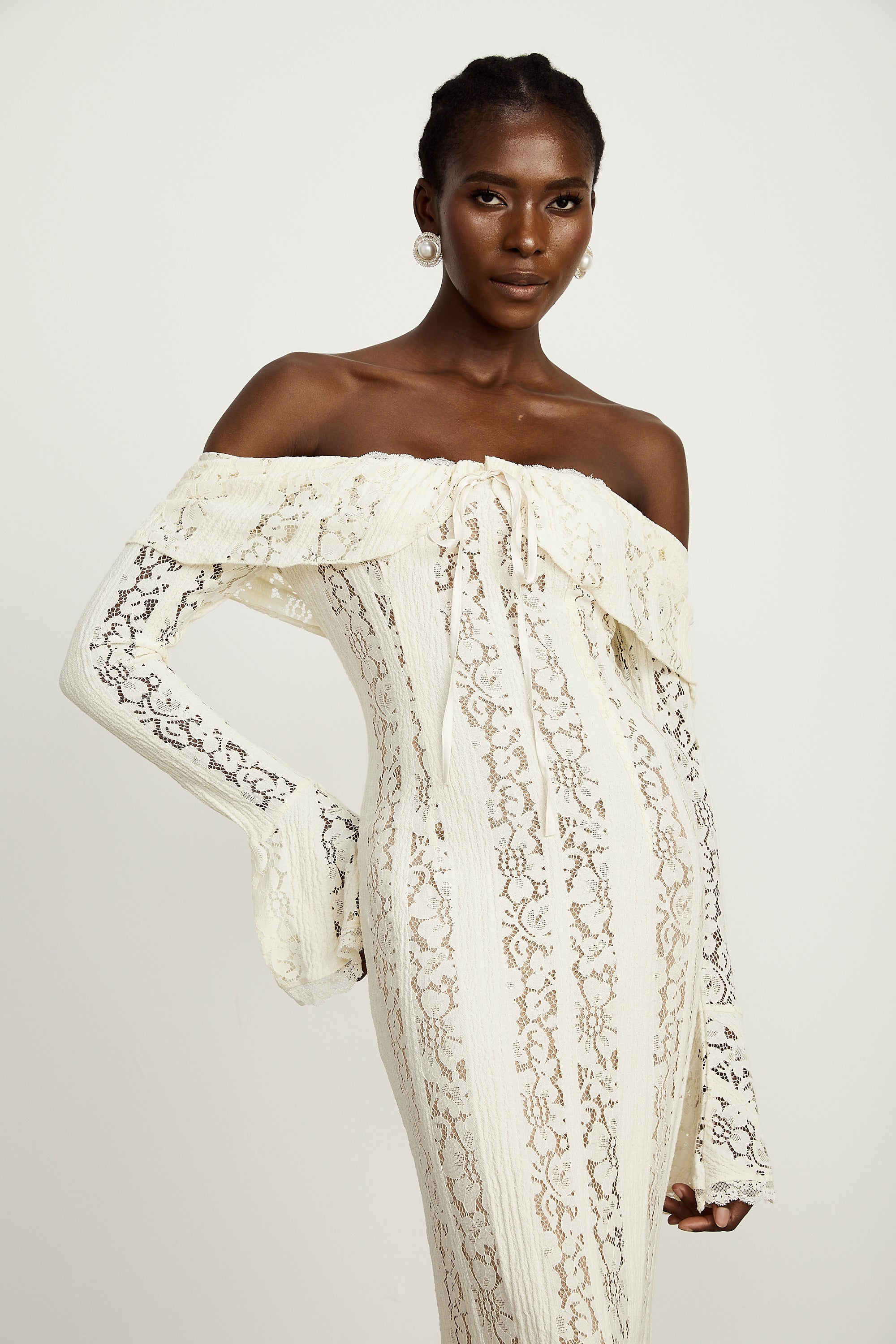 فستان ماكسي من إيميلين مزين بالزهور من الدانتيل بأكمام واسعة باللون الحيادي