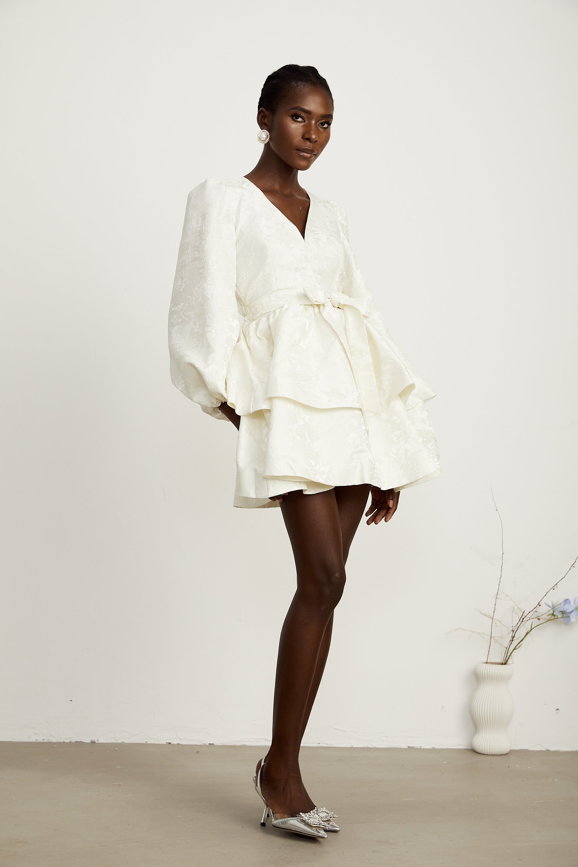 فستان كوليت قصير من الجاكار باللون الأبيض