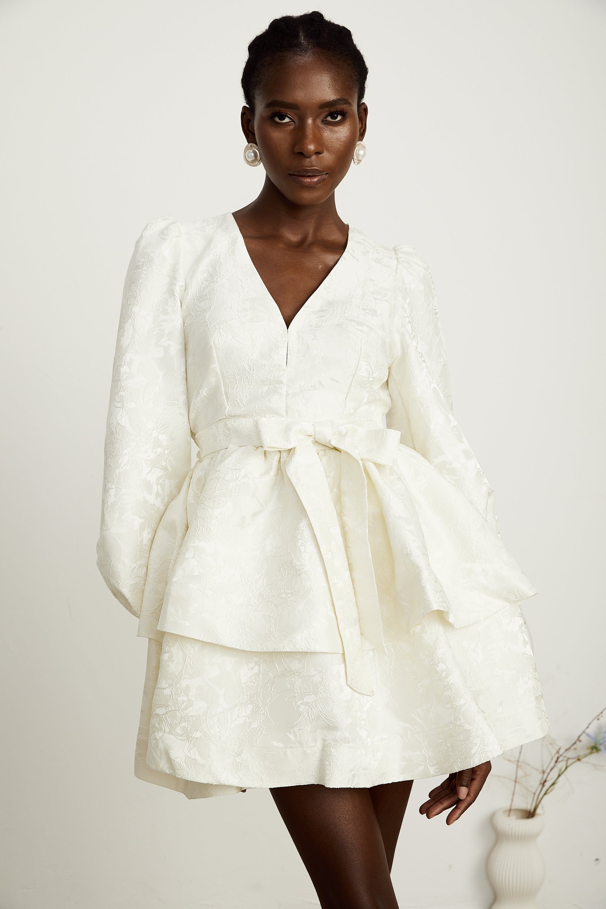 فستان كوليت قصير من الجاكار باللون الأبيض