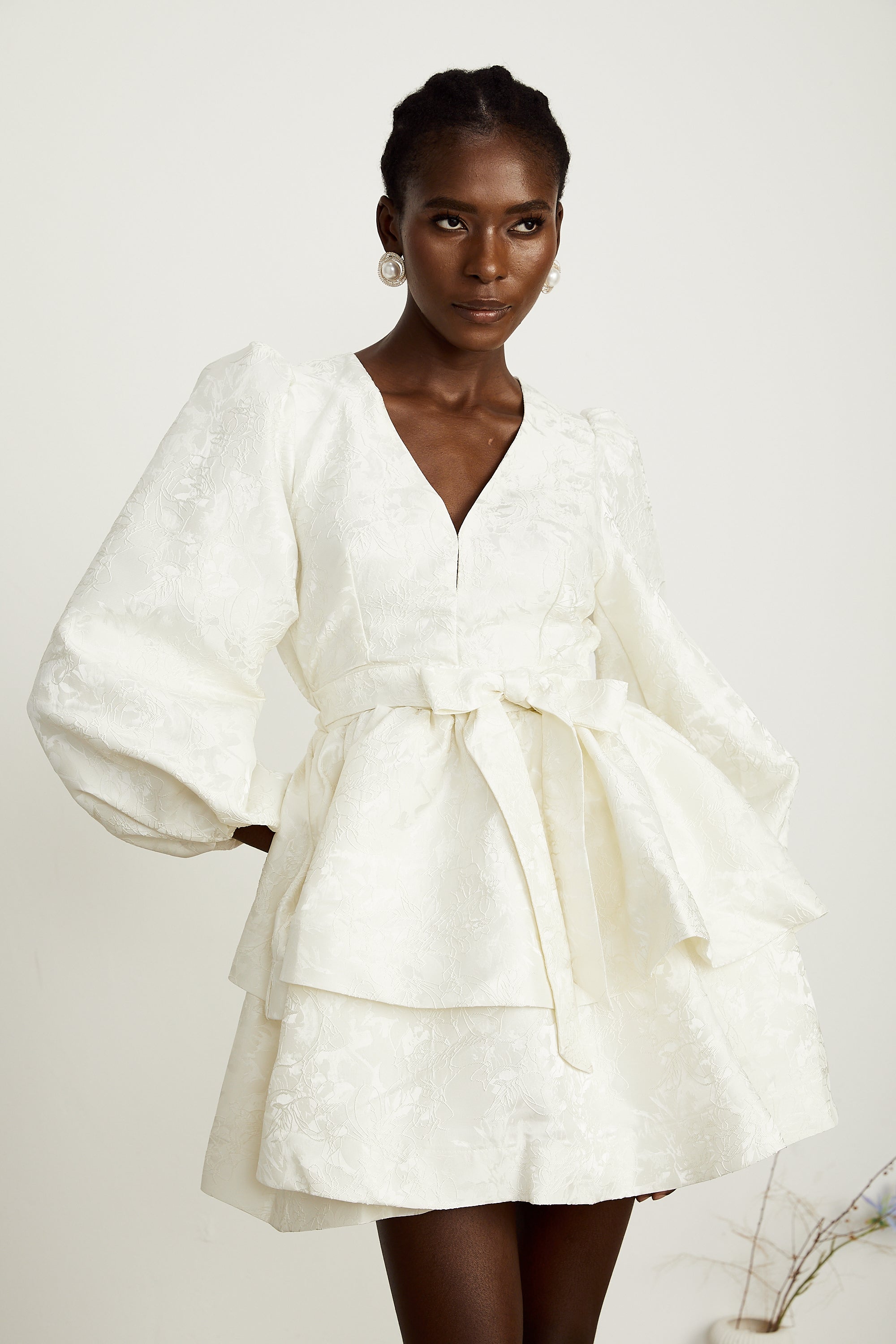 فستان كوليت قصير من الجاكار باللون الأبيض