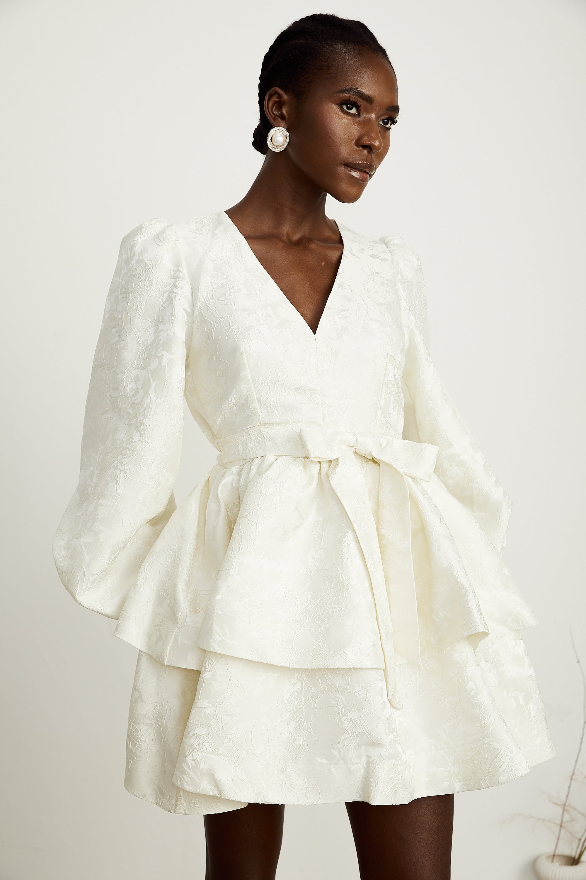 فستان كوليت قصير من الجاكار باللون الأبيض