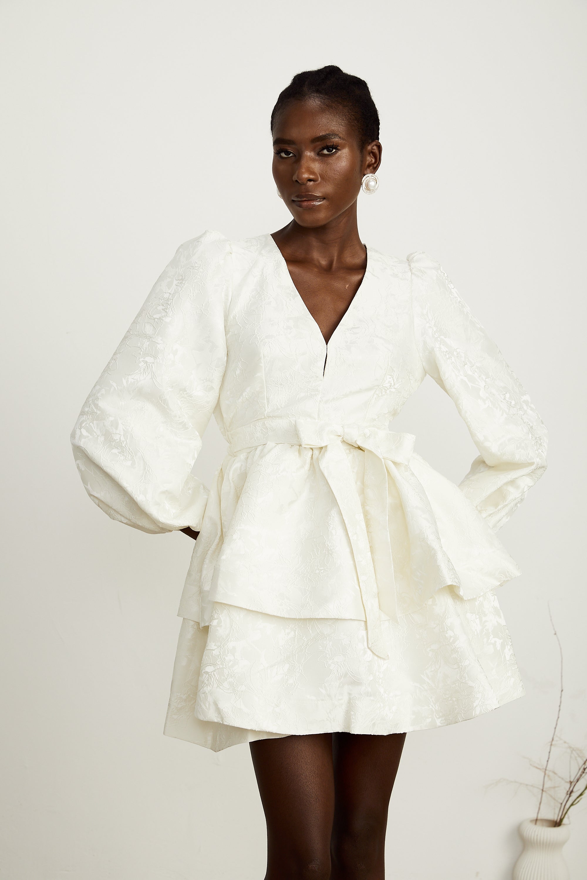 فستان كوليت قصير من الجاكار باللون الأبيض