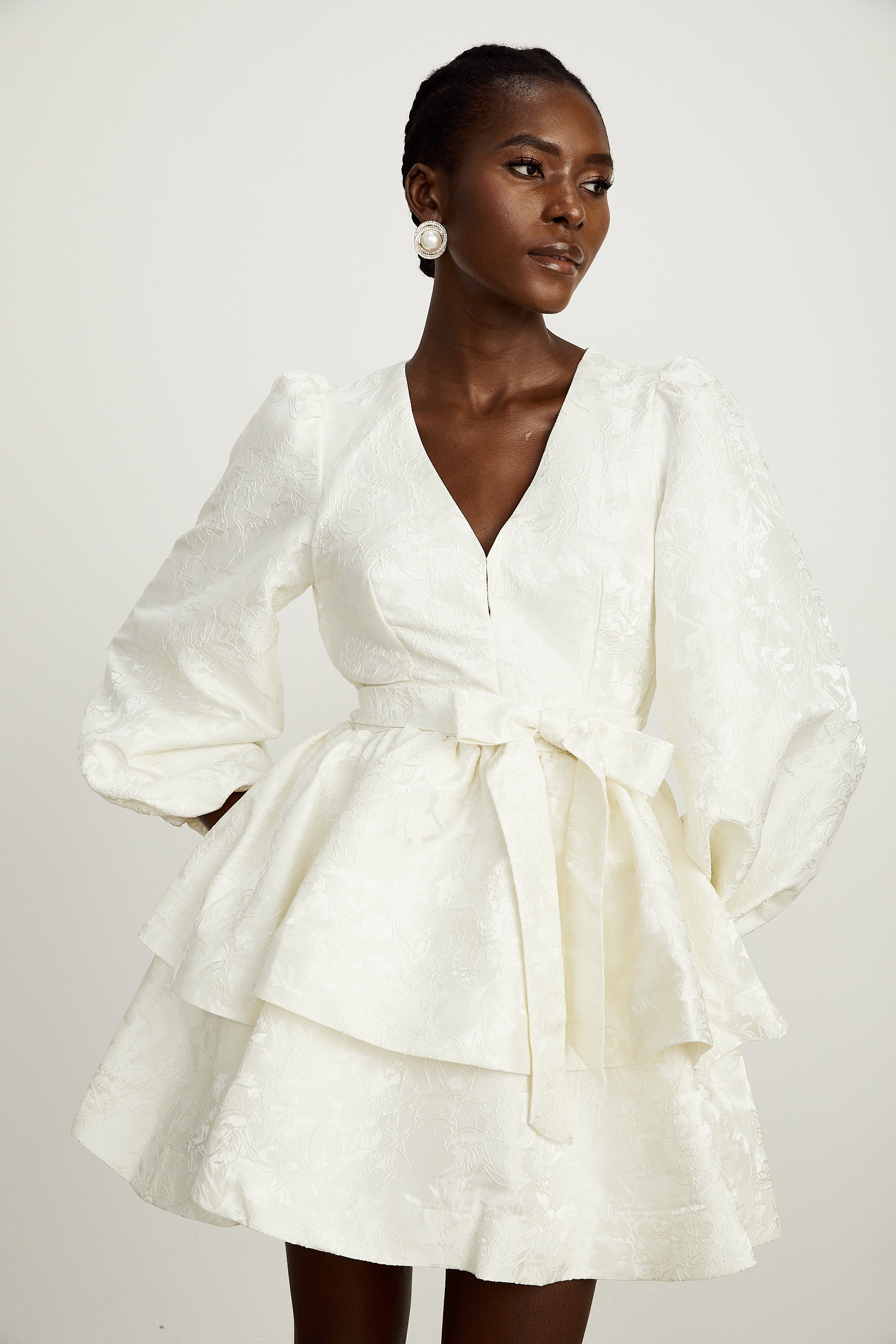 فستان كوليت قصير من الجاكار باللون الأبيض