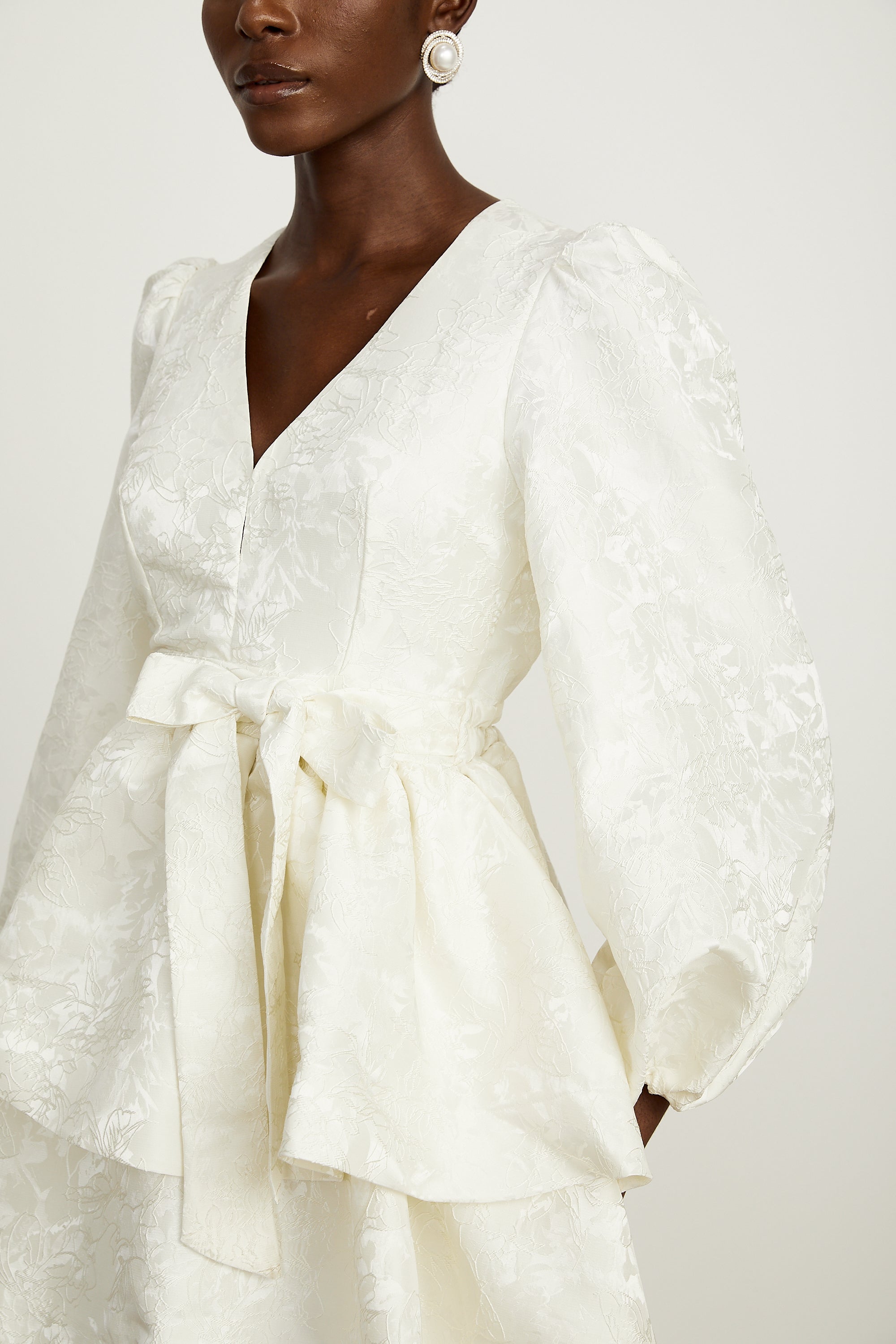 فستان كوليت قصير من الجاكار باللون الأبيض