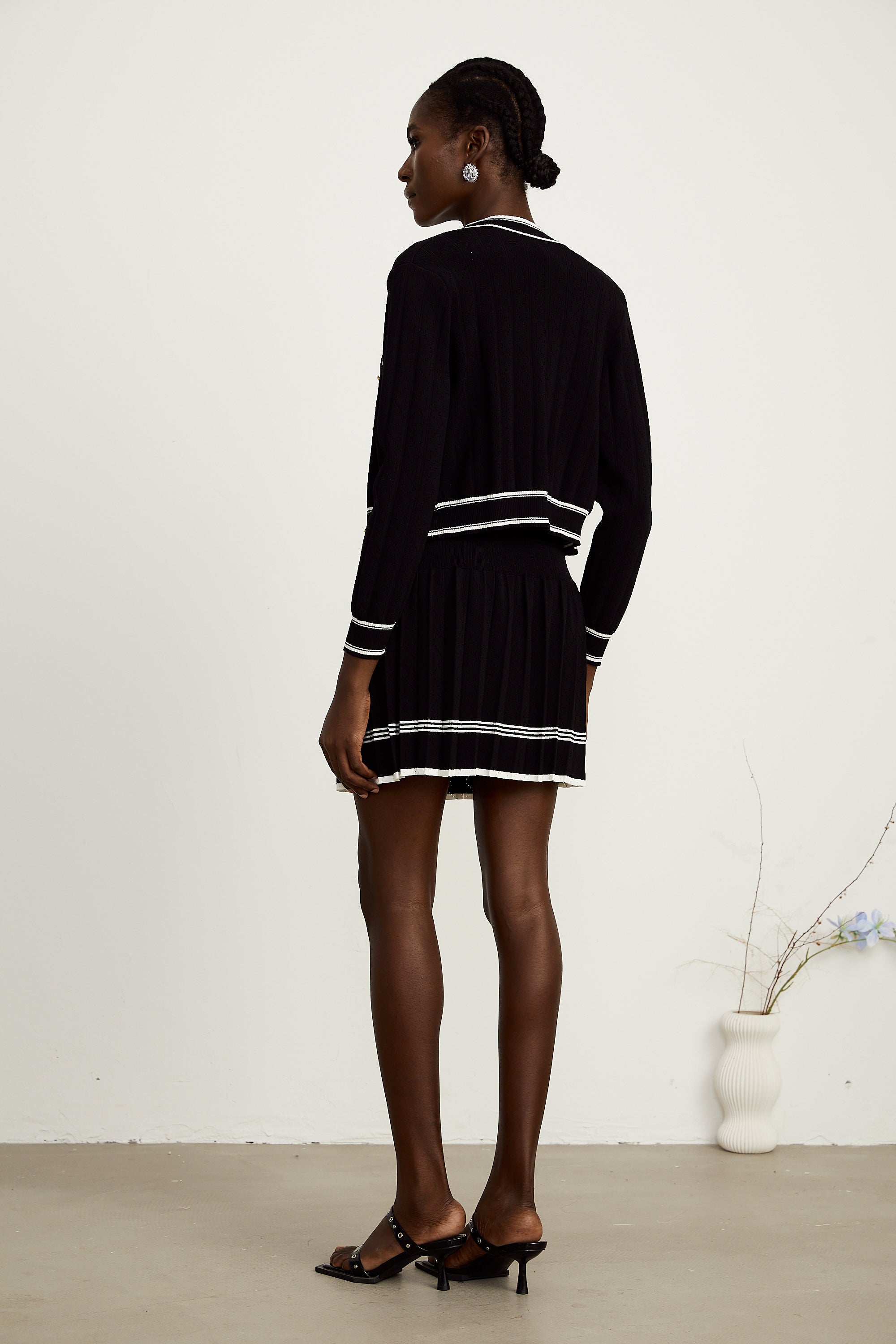 طقم كارديجان دافني متباين الحواف مع بلوزة وسترة وتنورة متناسقة