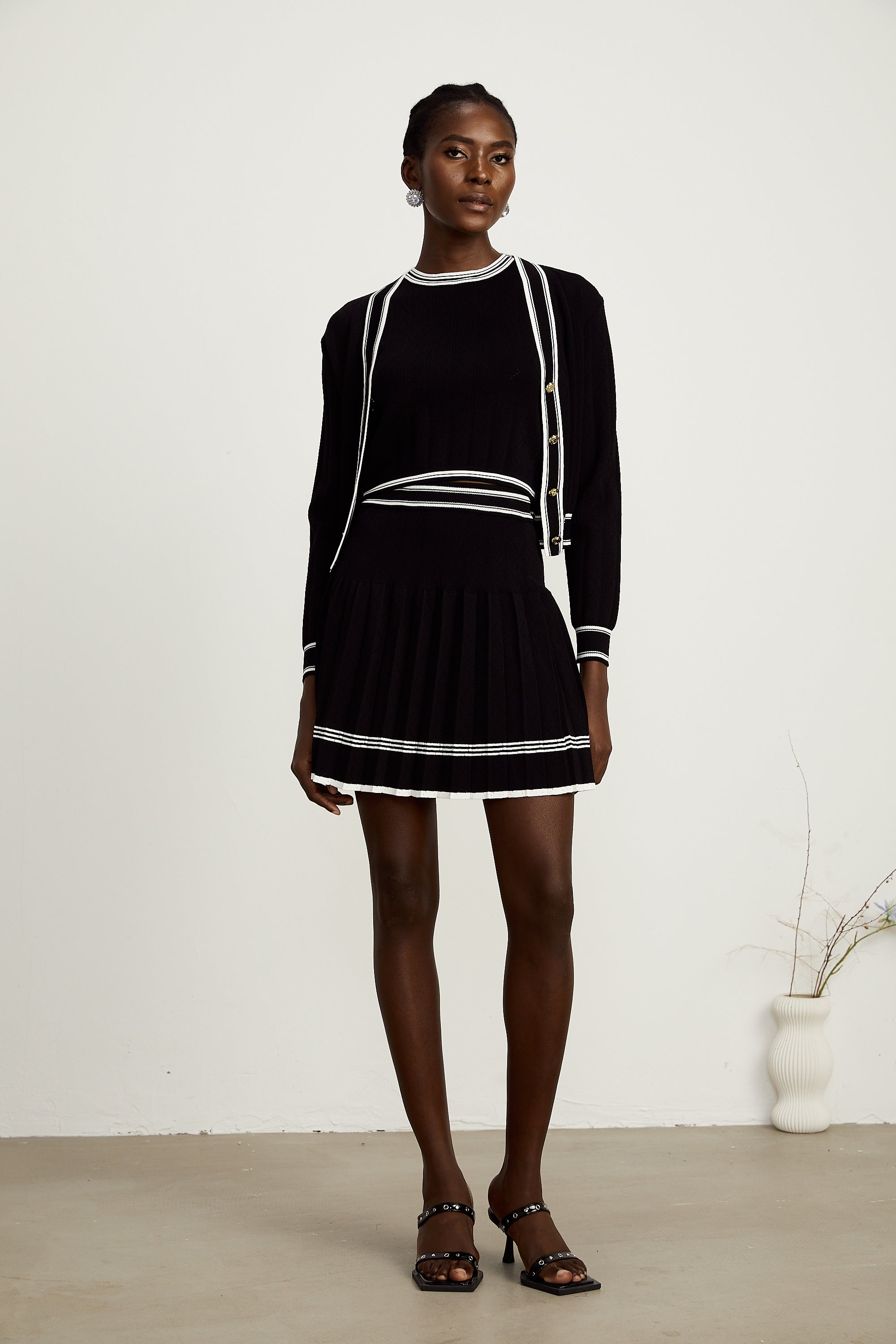 طقم كارديجان دافني متباين الحواف مع بلوزة وسترة وتنورة متناسقة