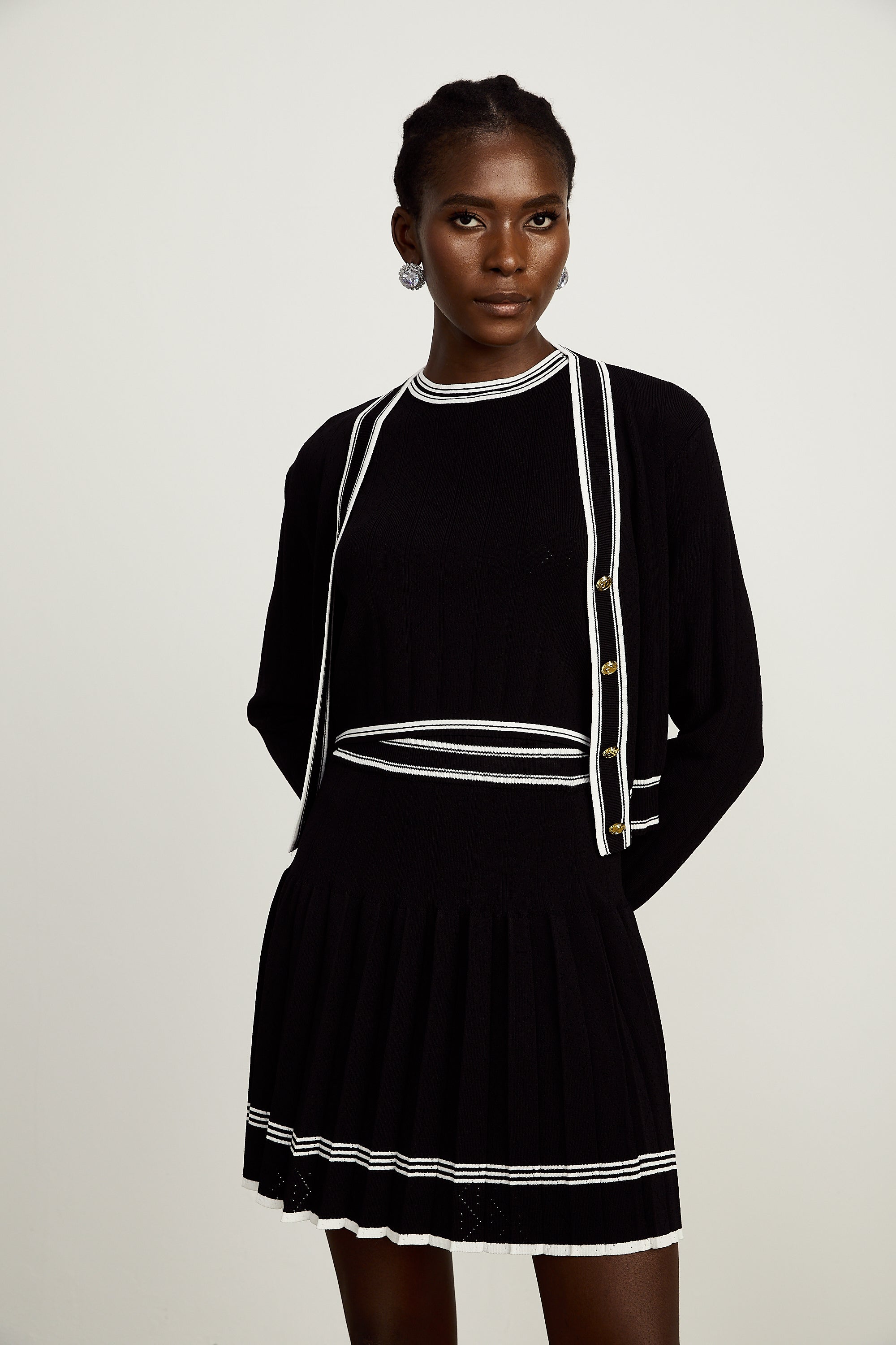 طقم كارديجان دافني متباين الحواف مع بلوزة وسترة وتنورة متناسقة