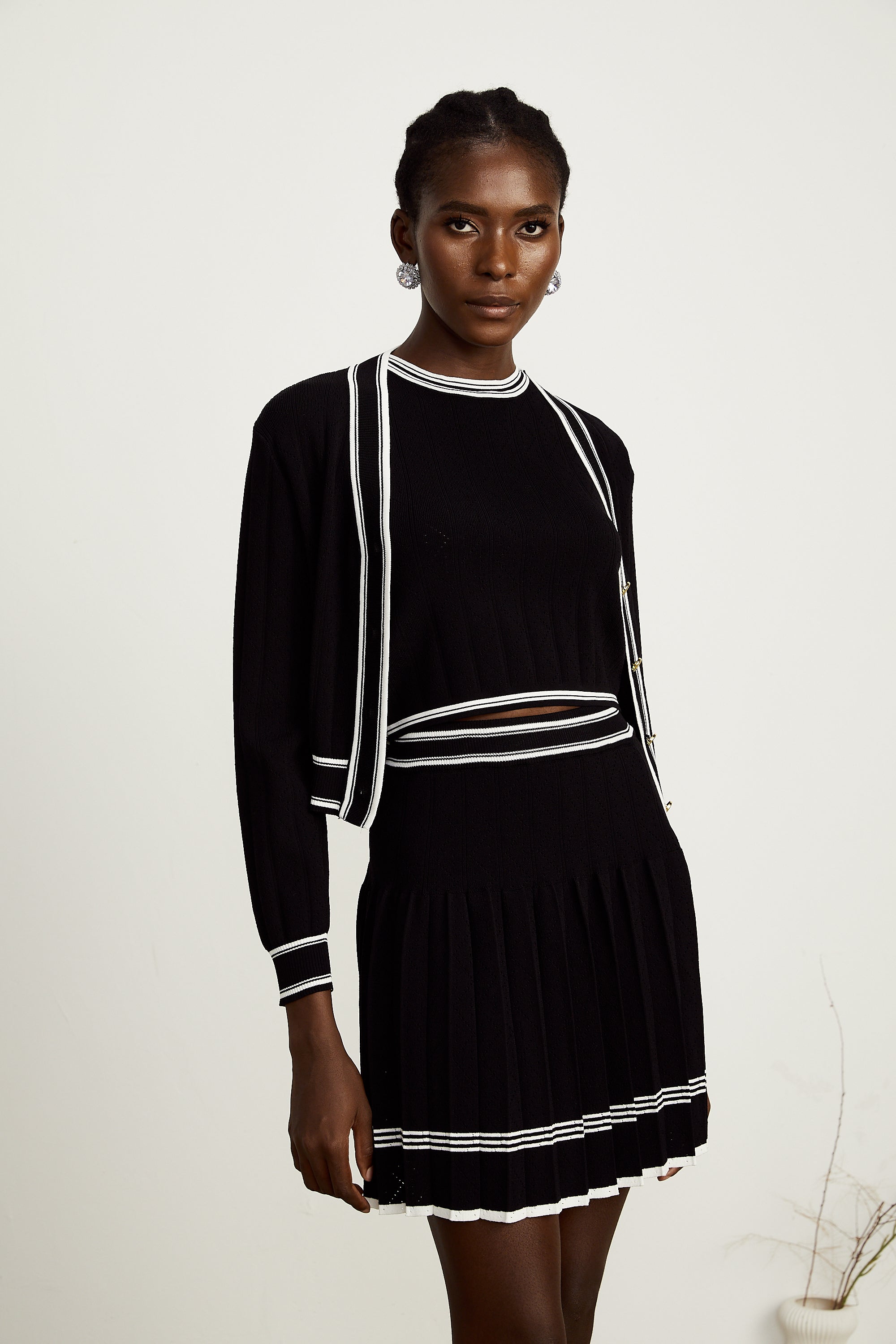 طقم كارديجان دافني متباين الحواف مع بلوزة وسترة وتنورة متناسقة