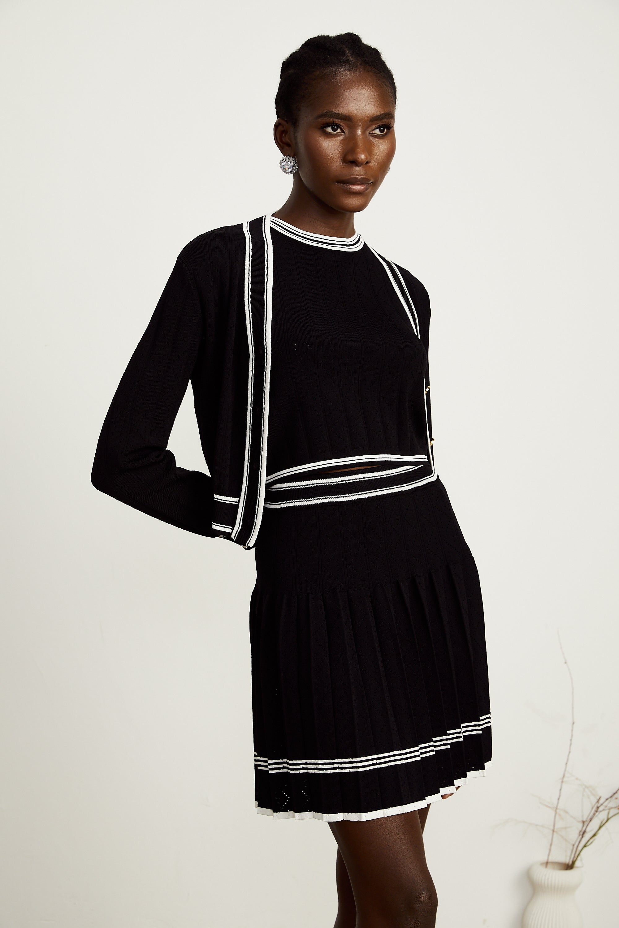 طقم كارديجان دافني متباين الحواف مع بلوزة وسترة وتنورة متناسقة