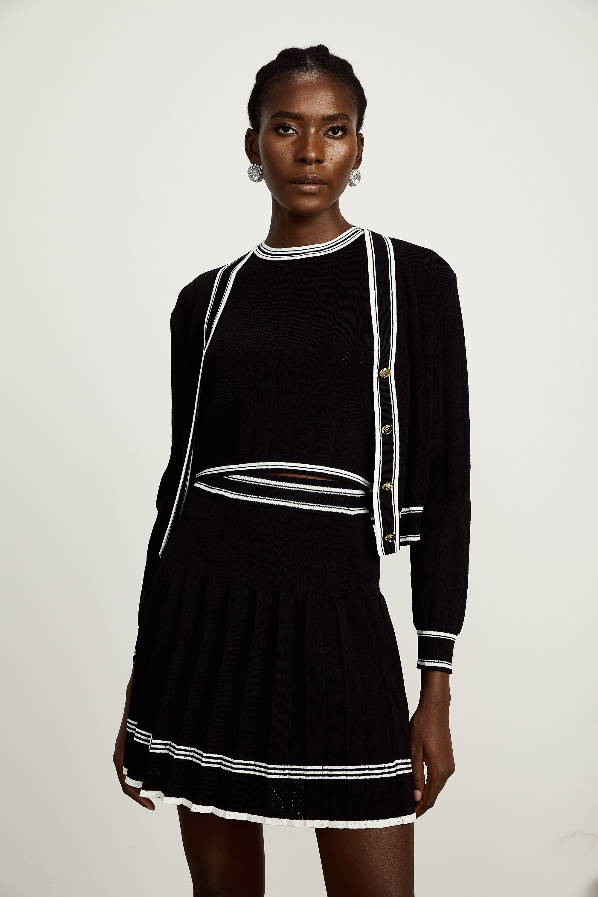 طقم كارديجان دافني متباين الحواف مع بلوزة وسترة وتنورة متناسقة