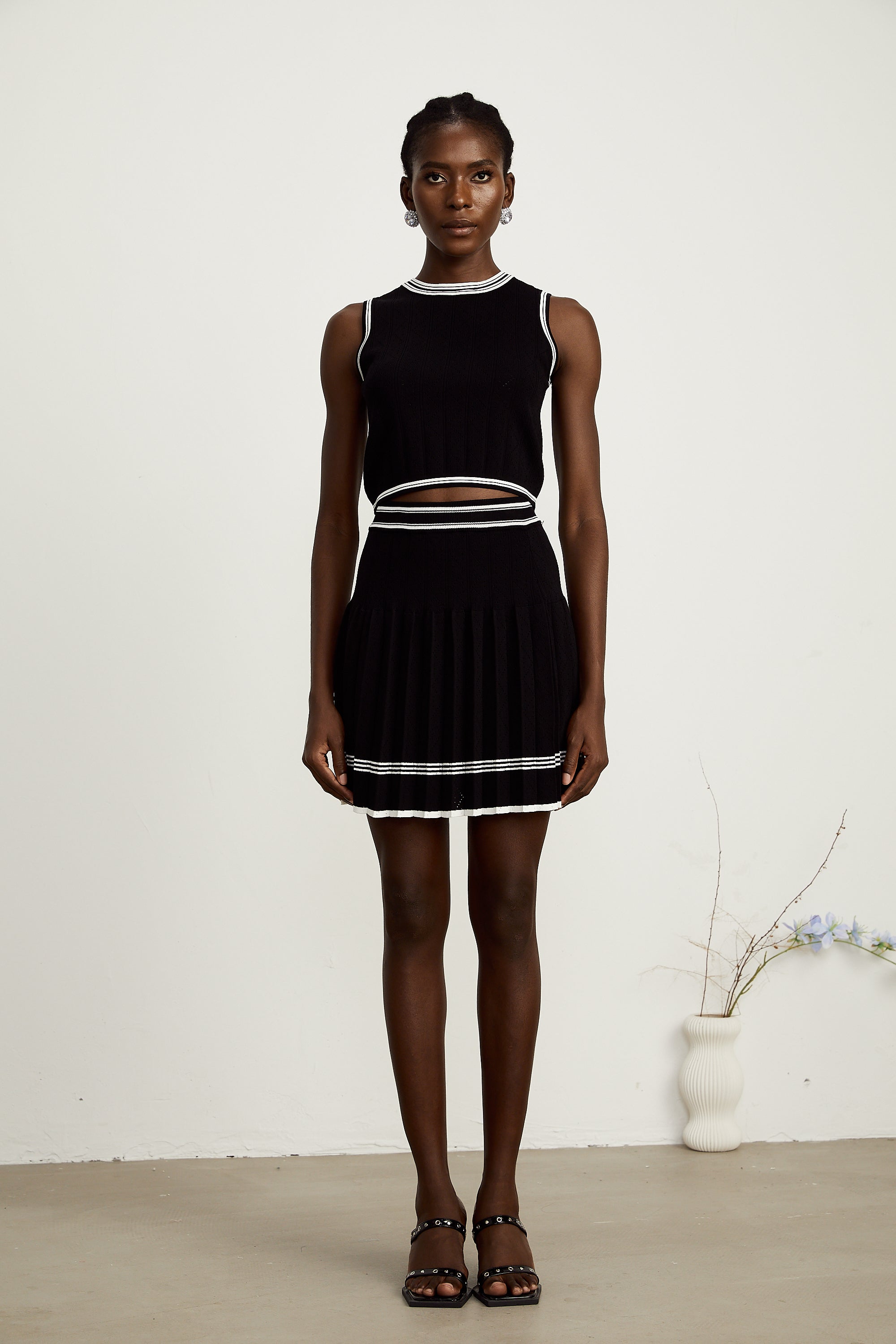 طقم كارديجان دافني متباين الحواف مع بلوزة وسترة وتنورة متناسقة