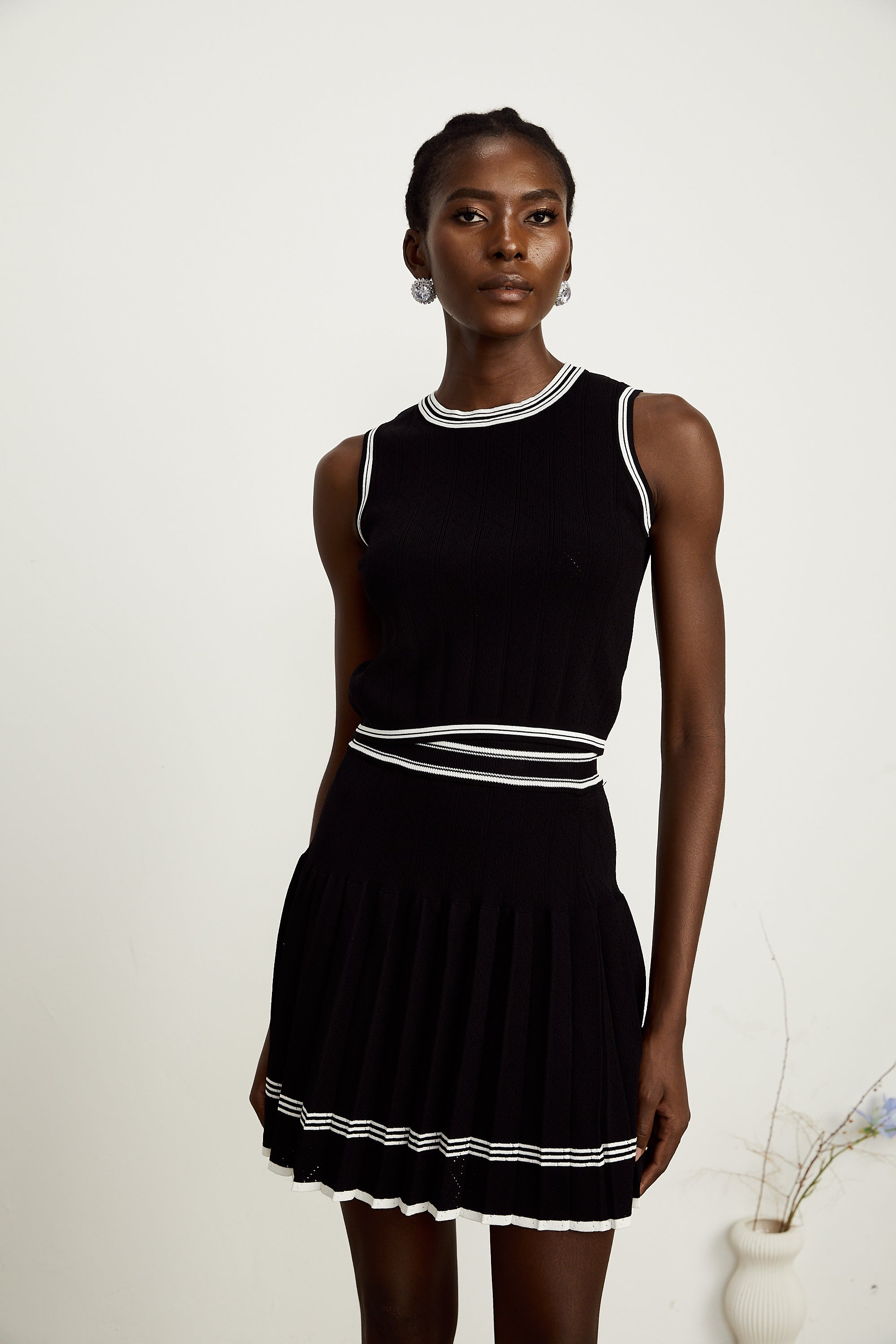 طقم كارديجان دافني متباين الحواف مع بلوزة وسترة وتنورة متناسقة