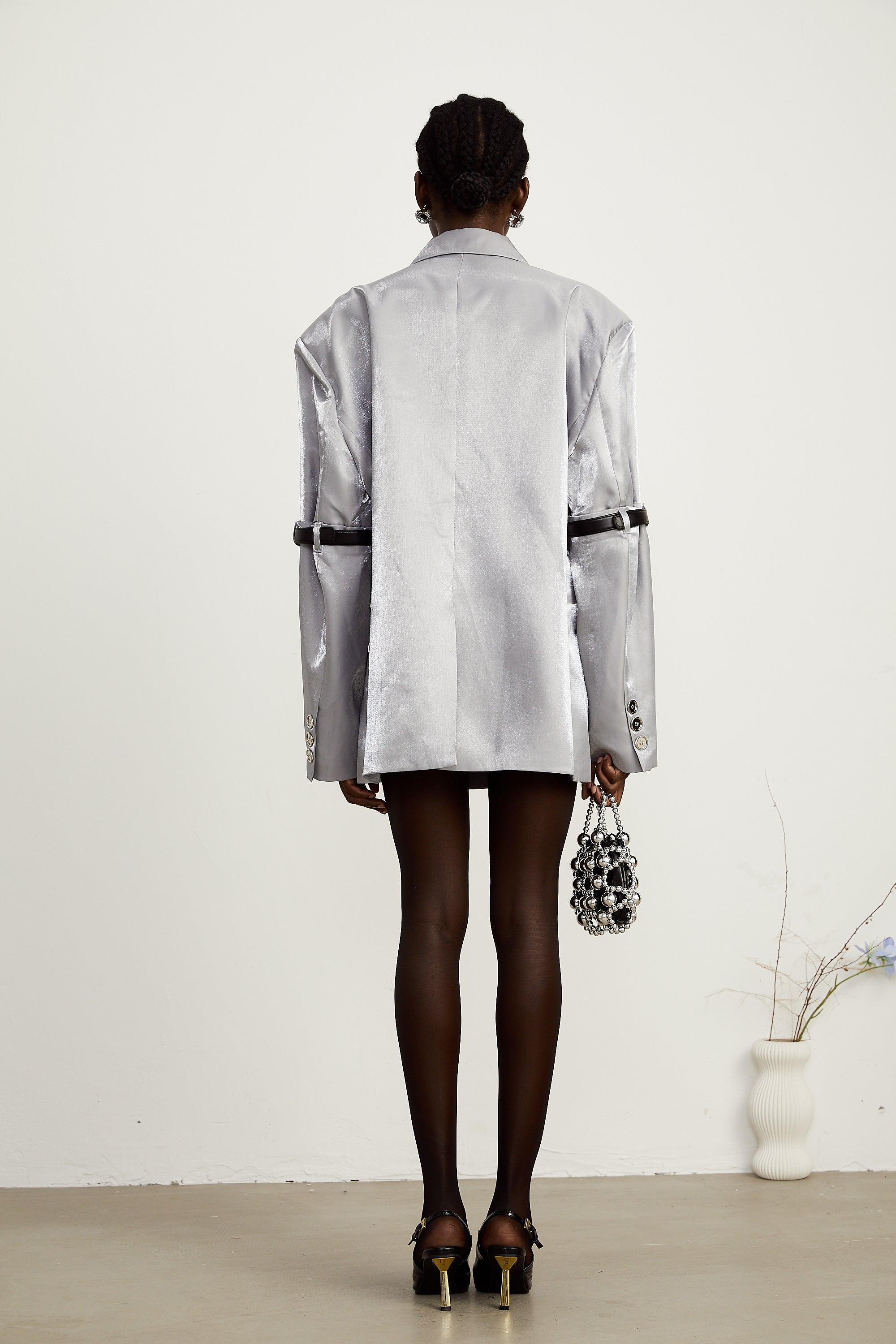 Grauer Blazer mit Gürtelärmeln in Metallic-Optik von Gabrielle