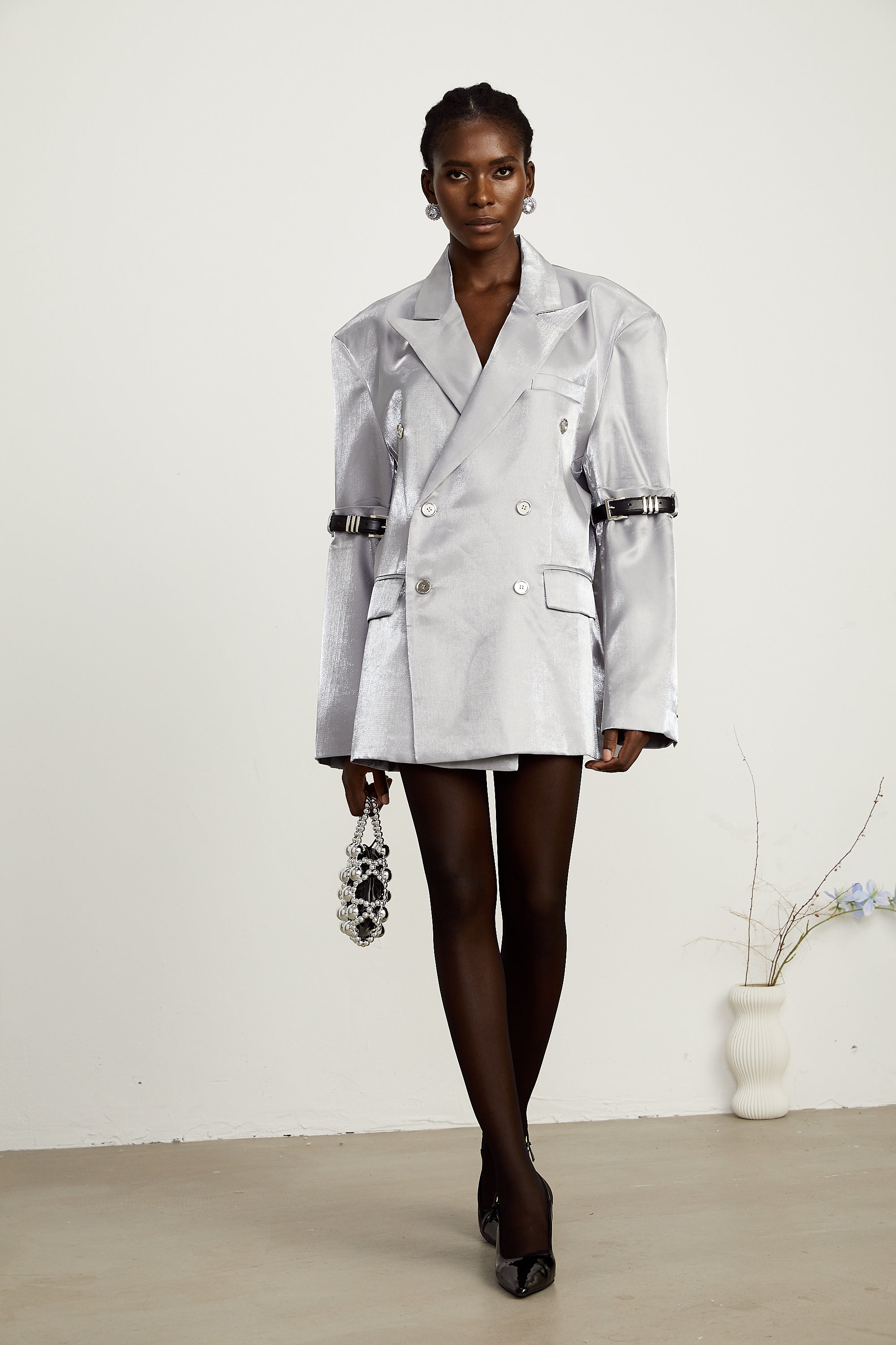 Grauer Blazer mit Gürtelärmeln in Metallic-Optik von Gabrielle