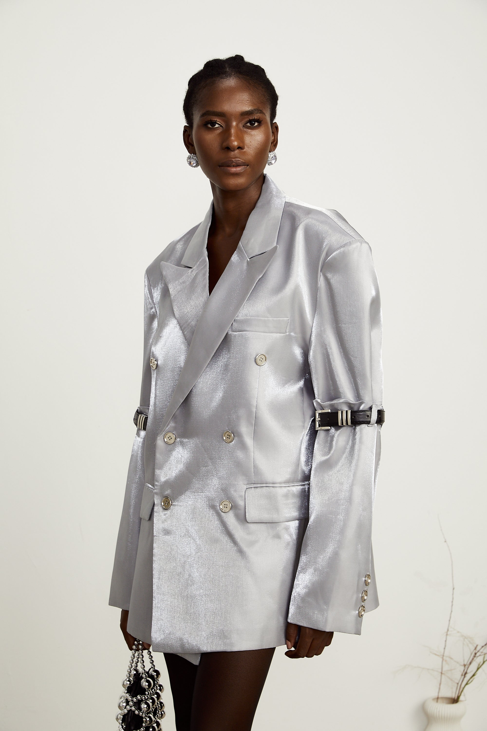Grauer Blazer mit Gürtelärmeln in Metallic-Optik von Gabrielle