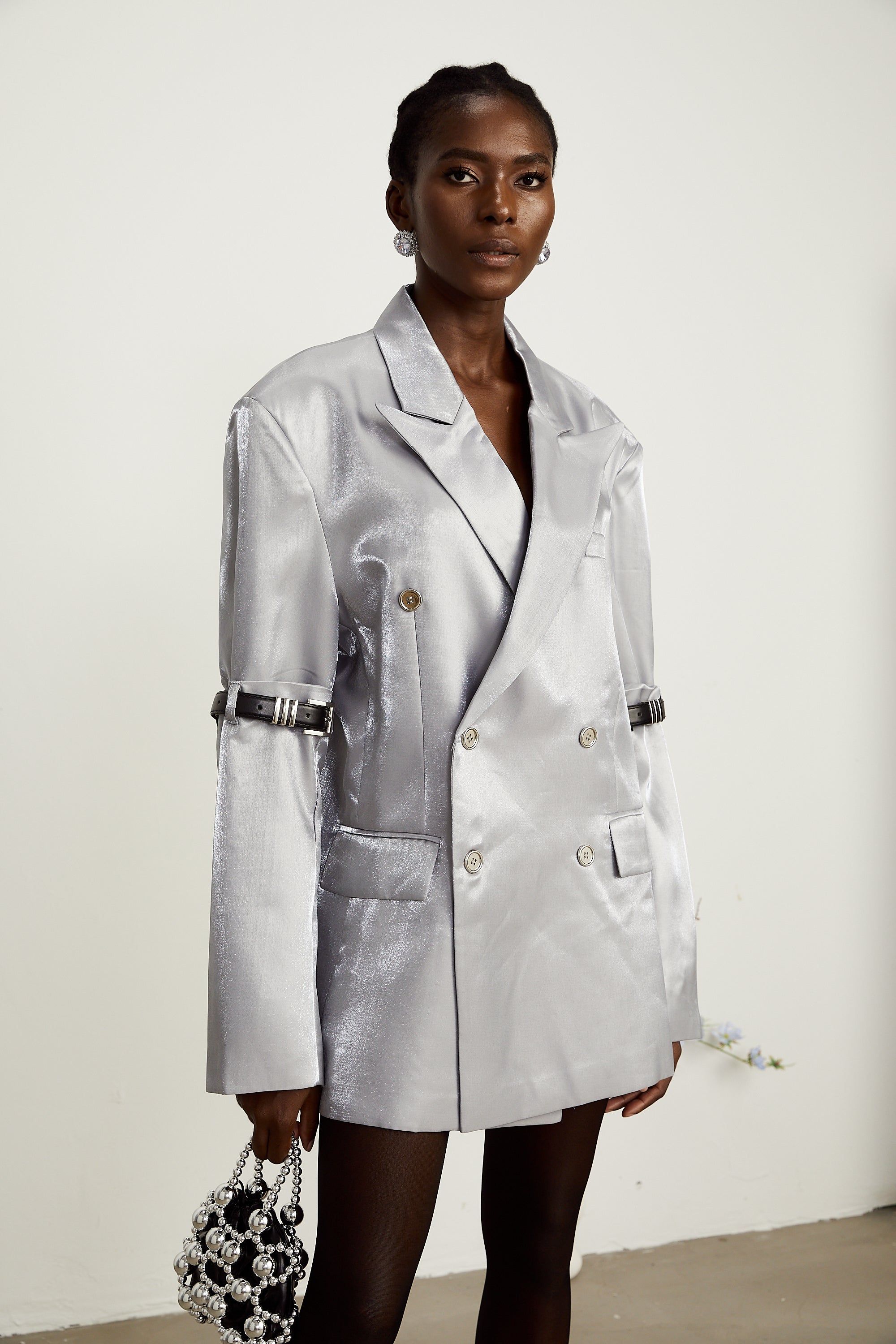 Grauer Blazer mit Gürtelärmeln in Metallic-Optik von Gabrielle