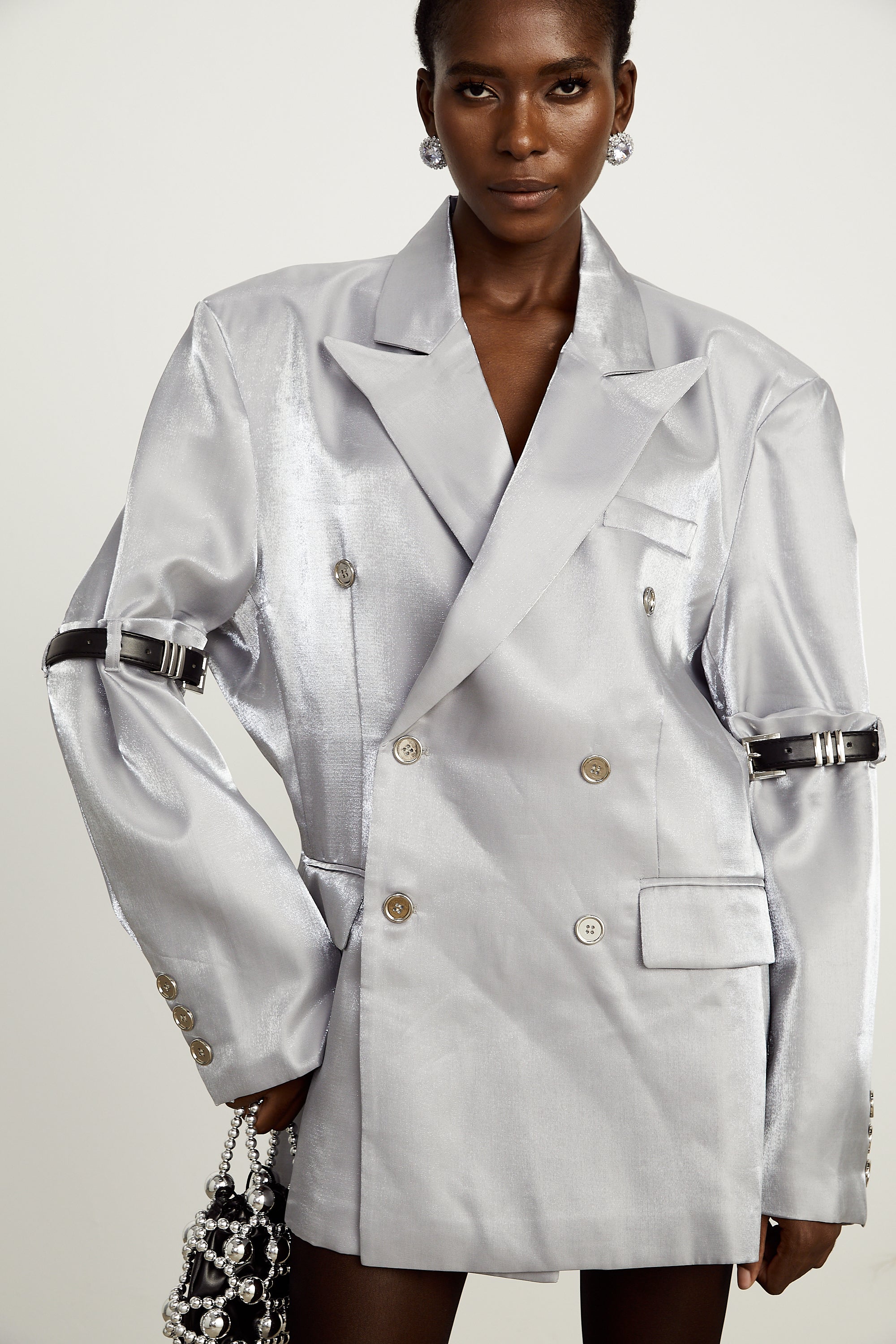 Grauer Blazer mit Gürtelärmeln in Metallic-Optik von Gabrielle
