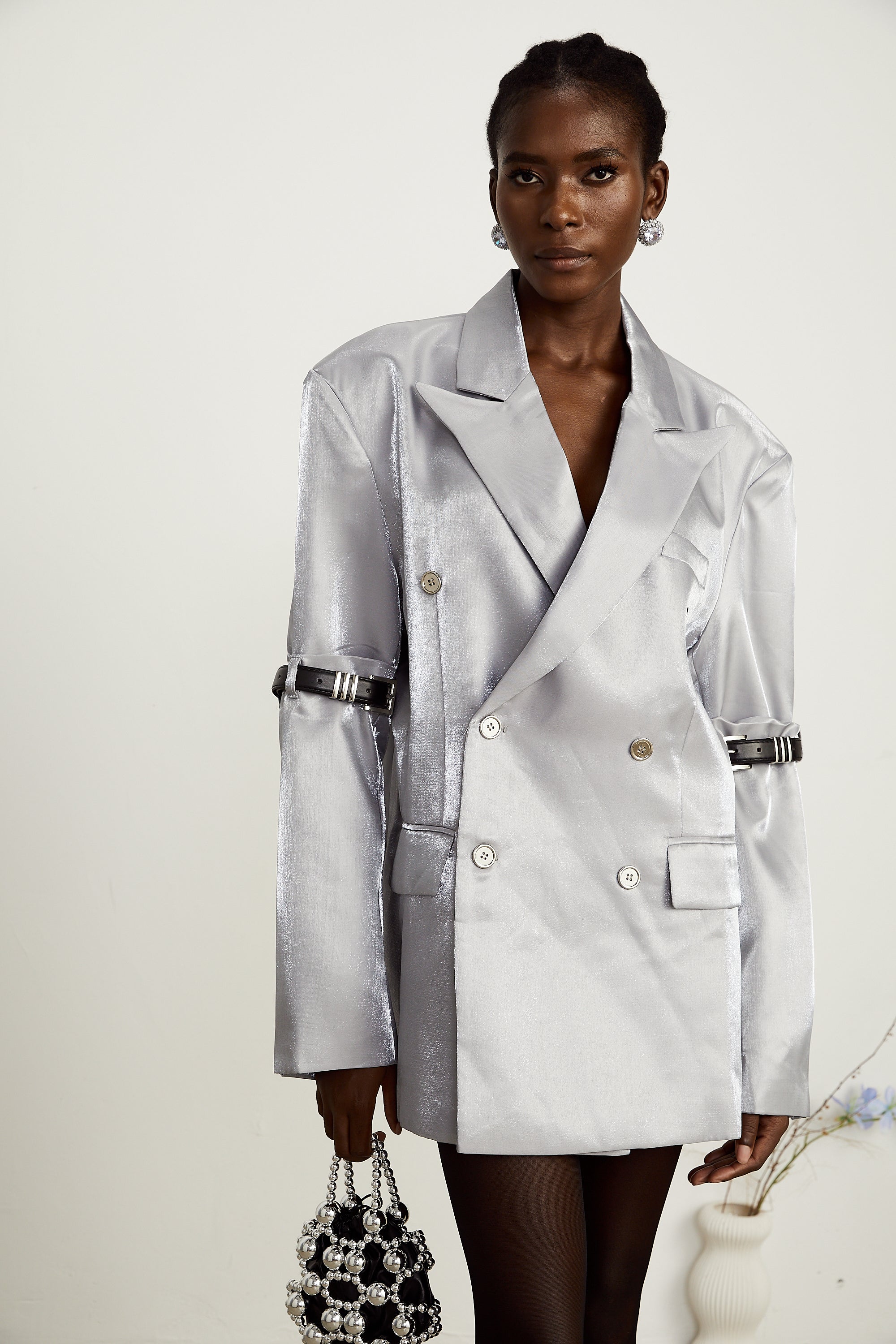 Grauer Blazer mit Gürtelärmeln in Metallic-Optik von Gabrielle