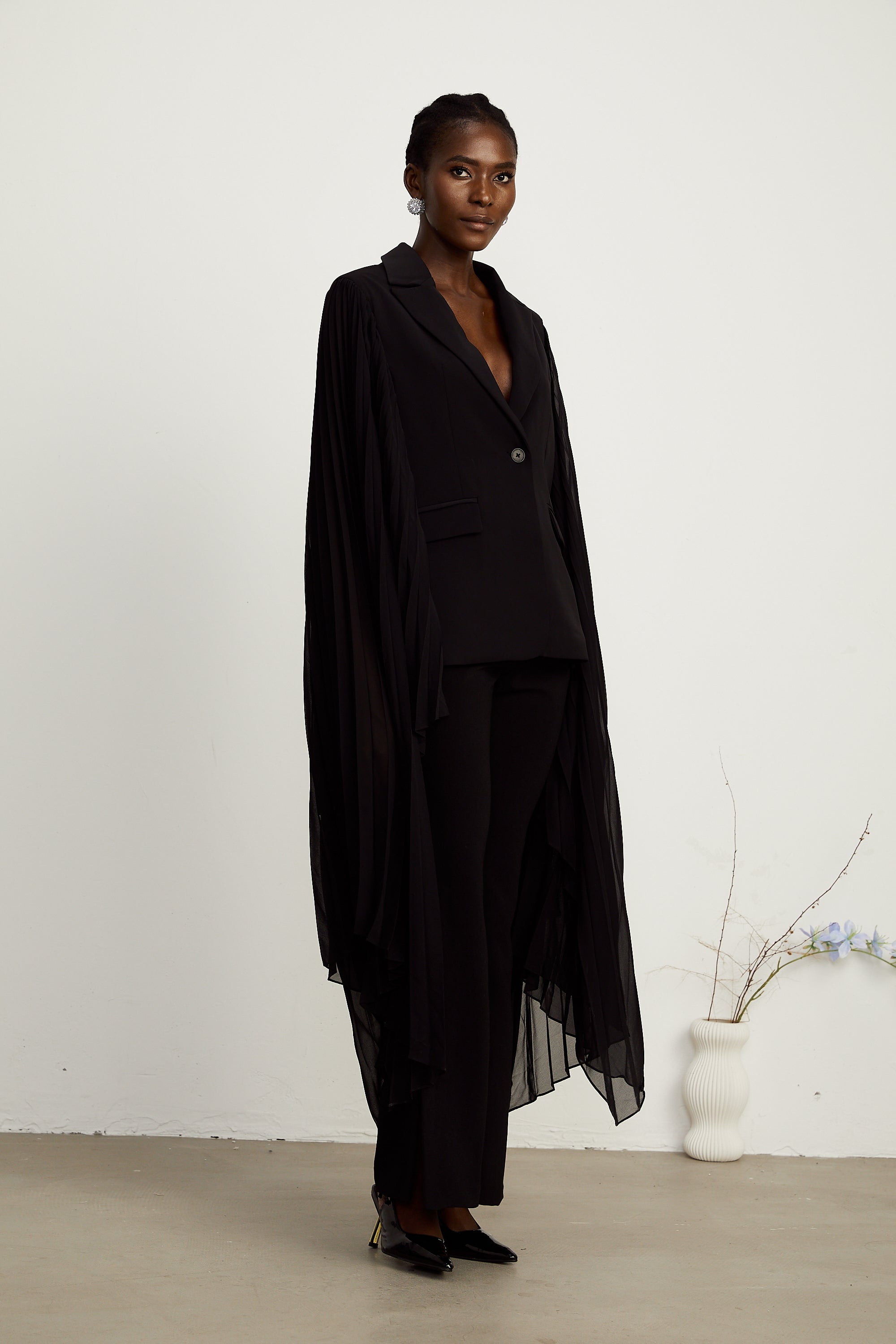 Justine – Blazer mit schwarzen Tüll-Einsätzen und ausgestellten Ärmeln (Endverkauf – nur in den USA)