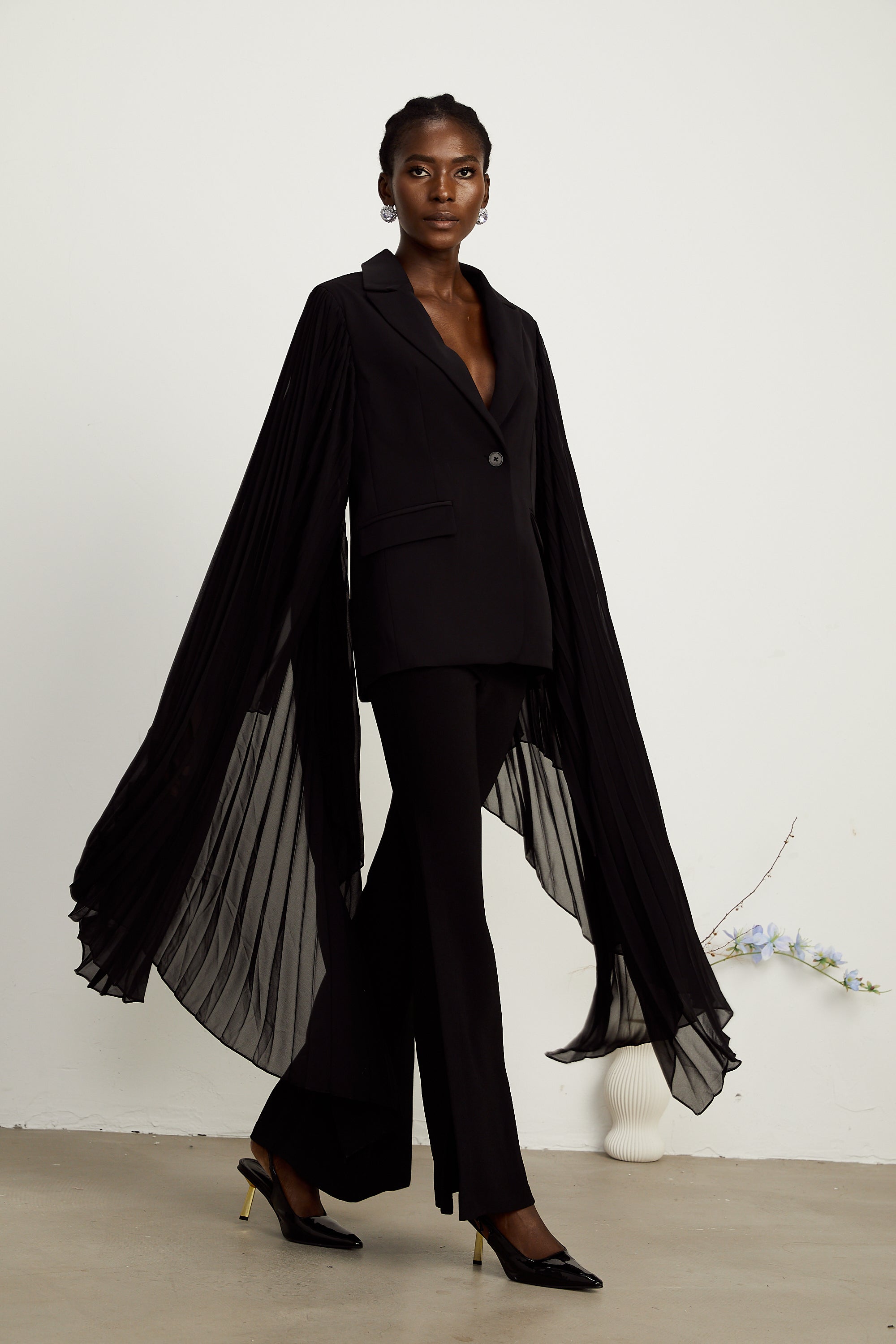 Justine – Blazer mit schwarzen Tüll-Einsätzen und ausgestellten Ärmeln (Endverkauf – nur in den USA)