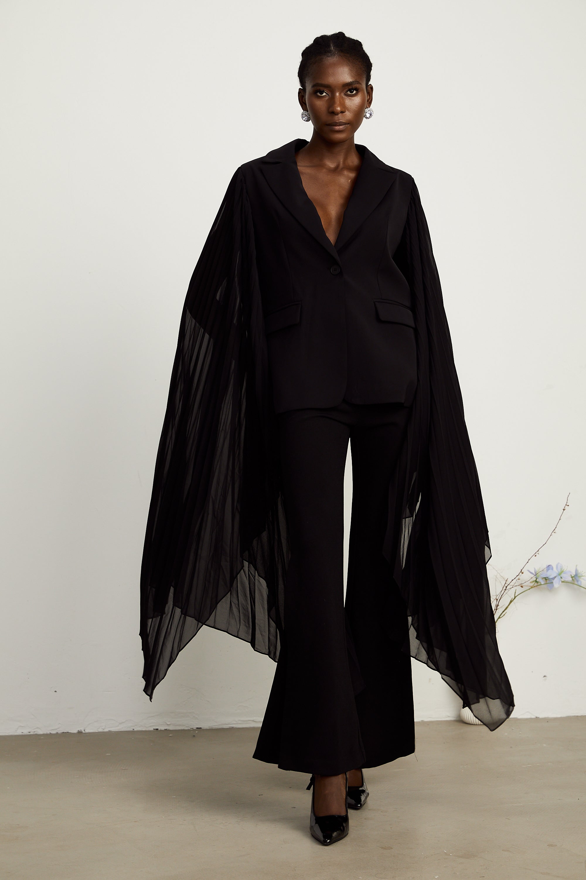 Justine – Blazer mit schwarzen Tüll-Einsätzen und ausgestellten Ärmeln (Endverkauf – nur in den USA)