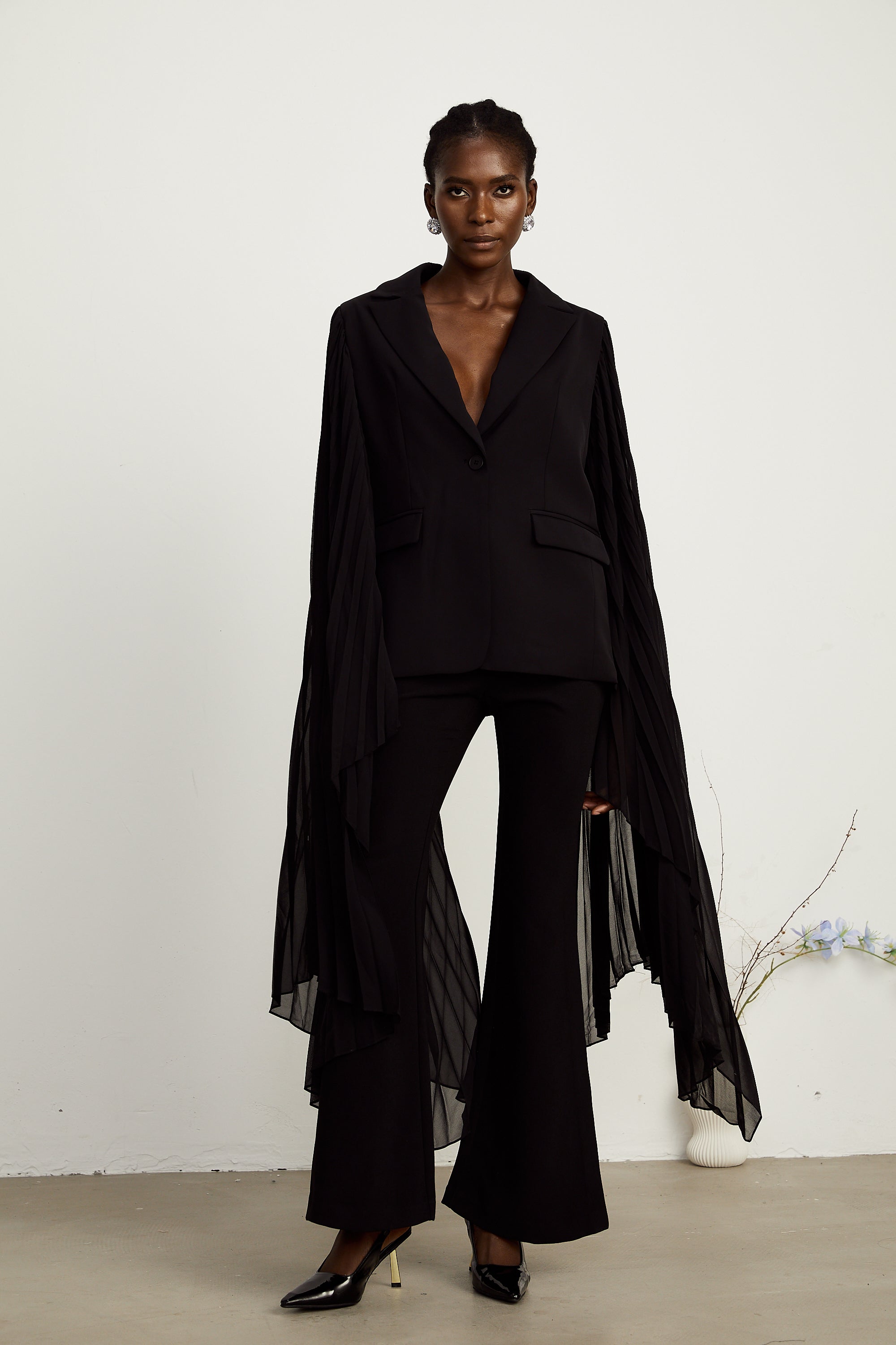 Justine – Blazer mit schwarzen Tüll-Einsätzen und ausgestellten Ärmeln (Endverkauf – nur in den USA)