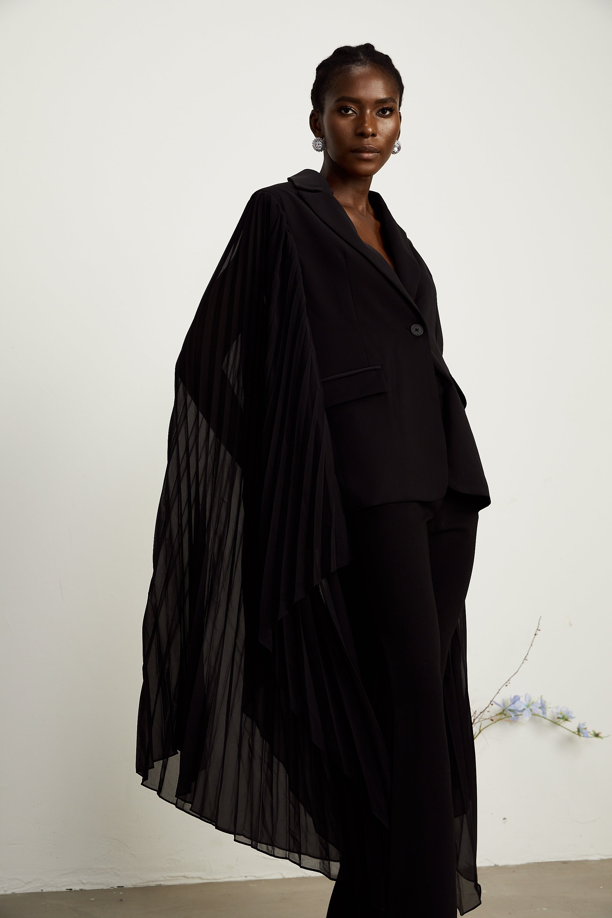 Justine – Blazer mit schwarzen Tüll-Einsätzen und ausgestellten Ärmeln (Endverkauf – nur in den USA)