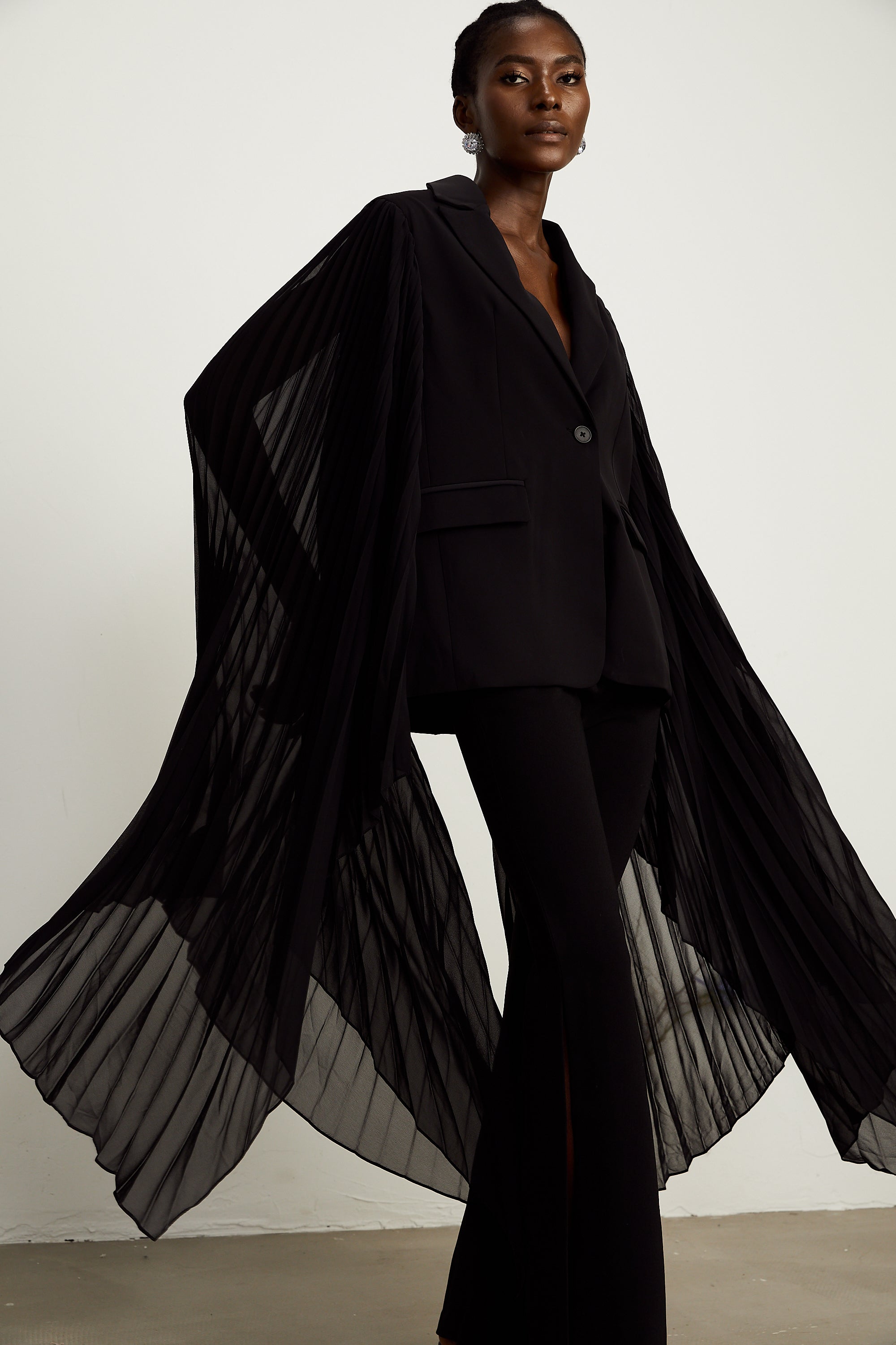 Justine – Blazer mit schwarzen Tüll-Einsätzen und ausgestellten Ärmeln (Endverkauf – nur in den USA)