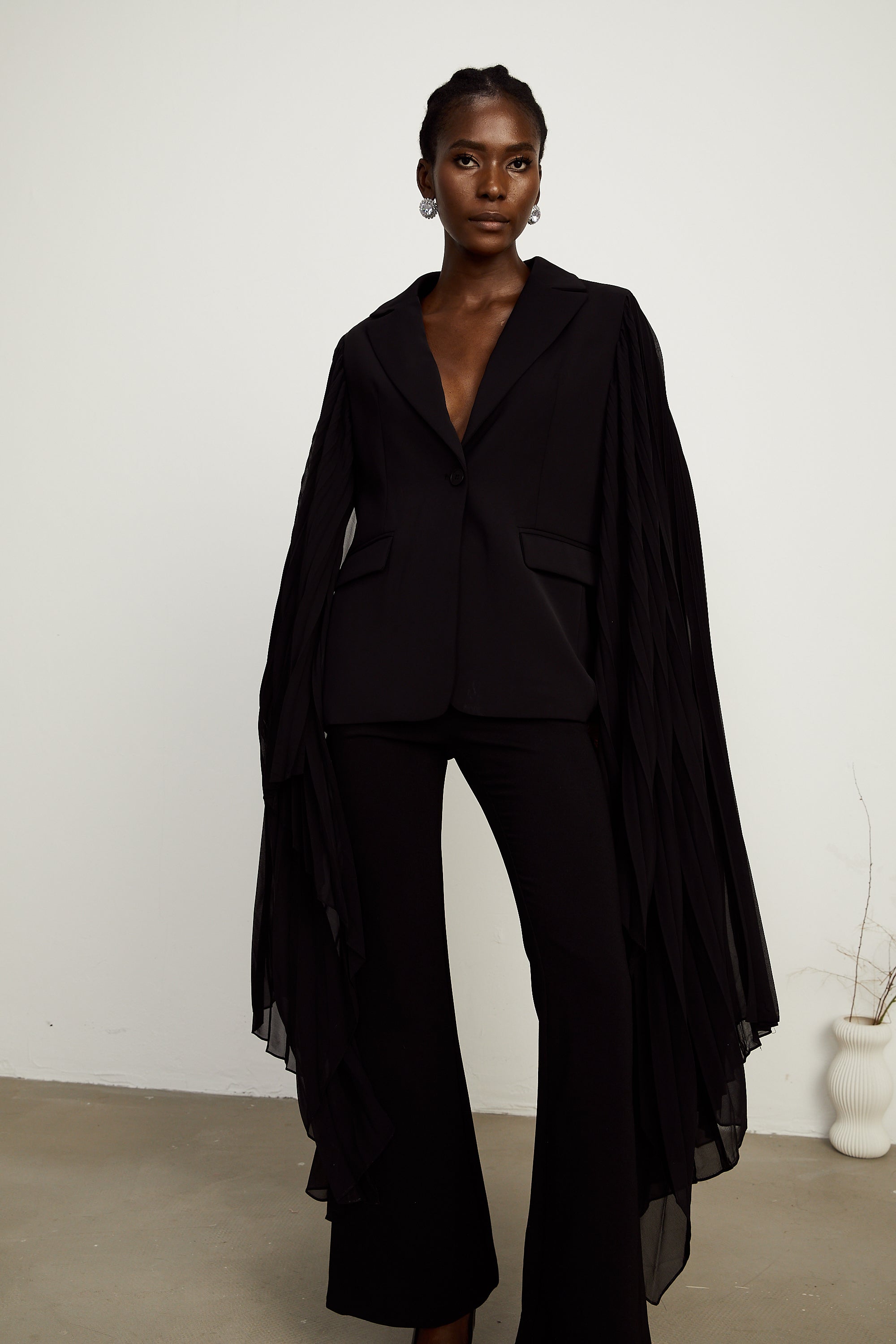 Justine – Blazer mit schwarzen Tüll-Einsätzen und ausgestellten Ärmeln (Endverkauf – nur in den USA)