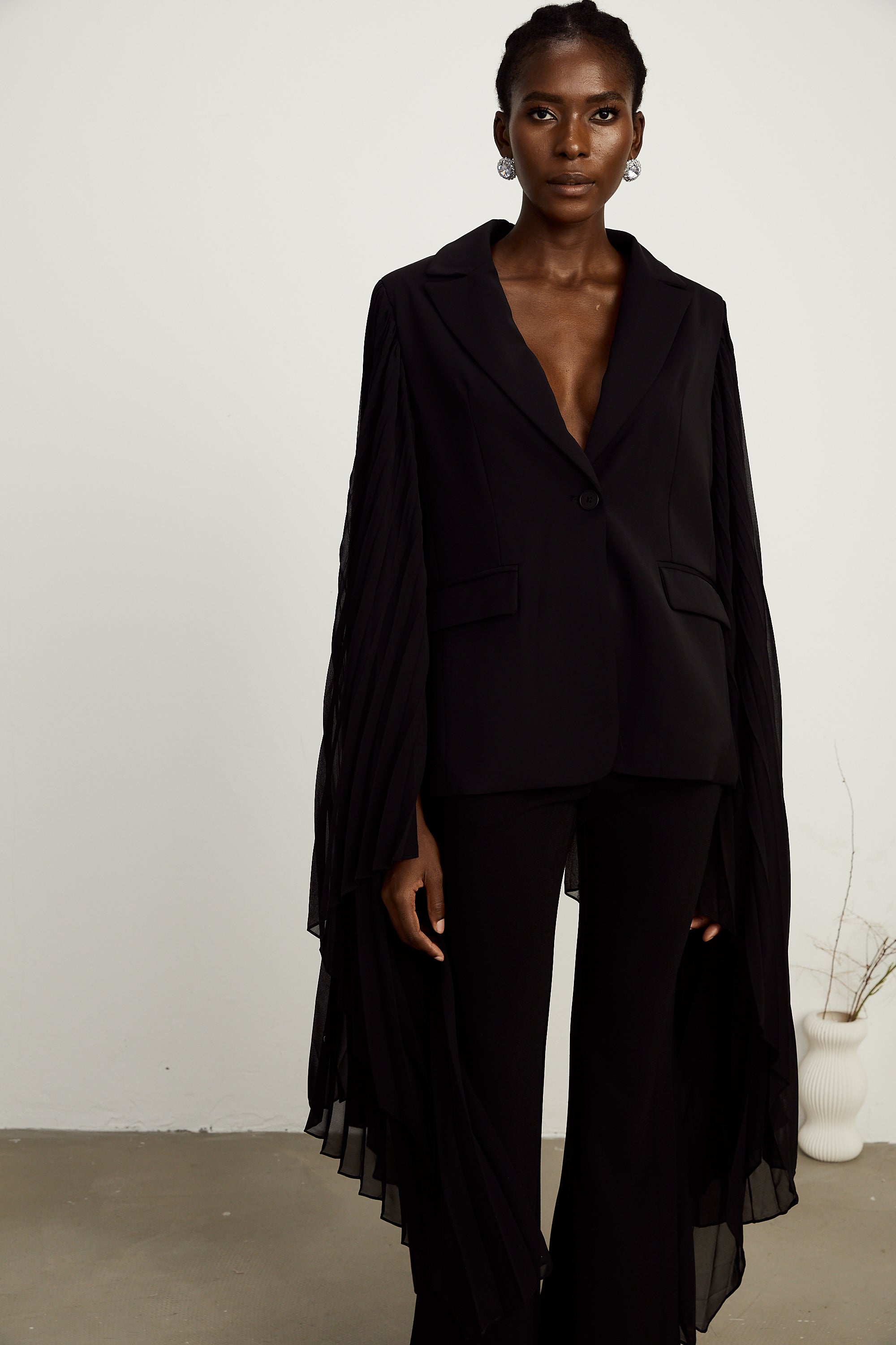 Justine – Blazer mit schwarzen Tüll-Einsätzen und ausgestellten Ärmeln (Endverkauf – nur in den USA)