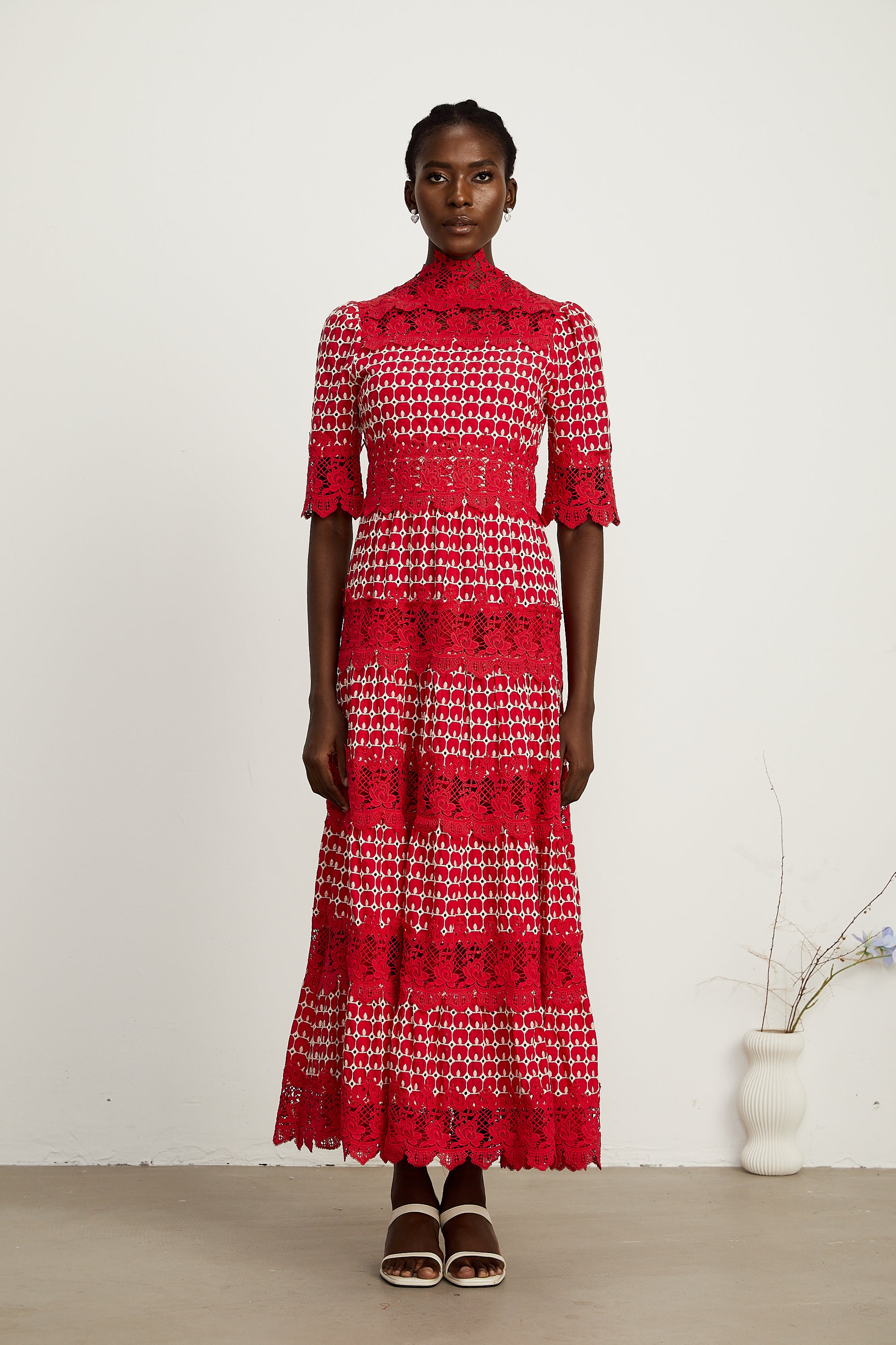 فستان شانتال ماكسي أحمر بنقشة صدفية وأجزاء من الدانتيل