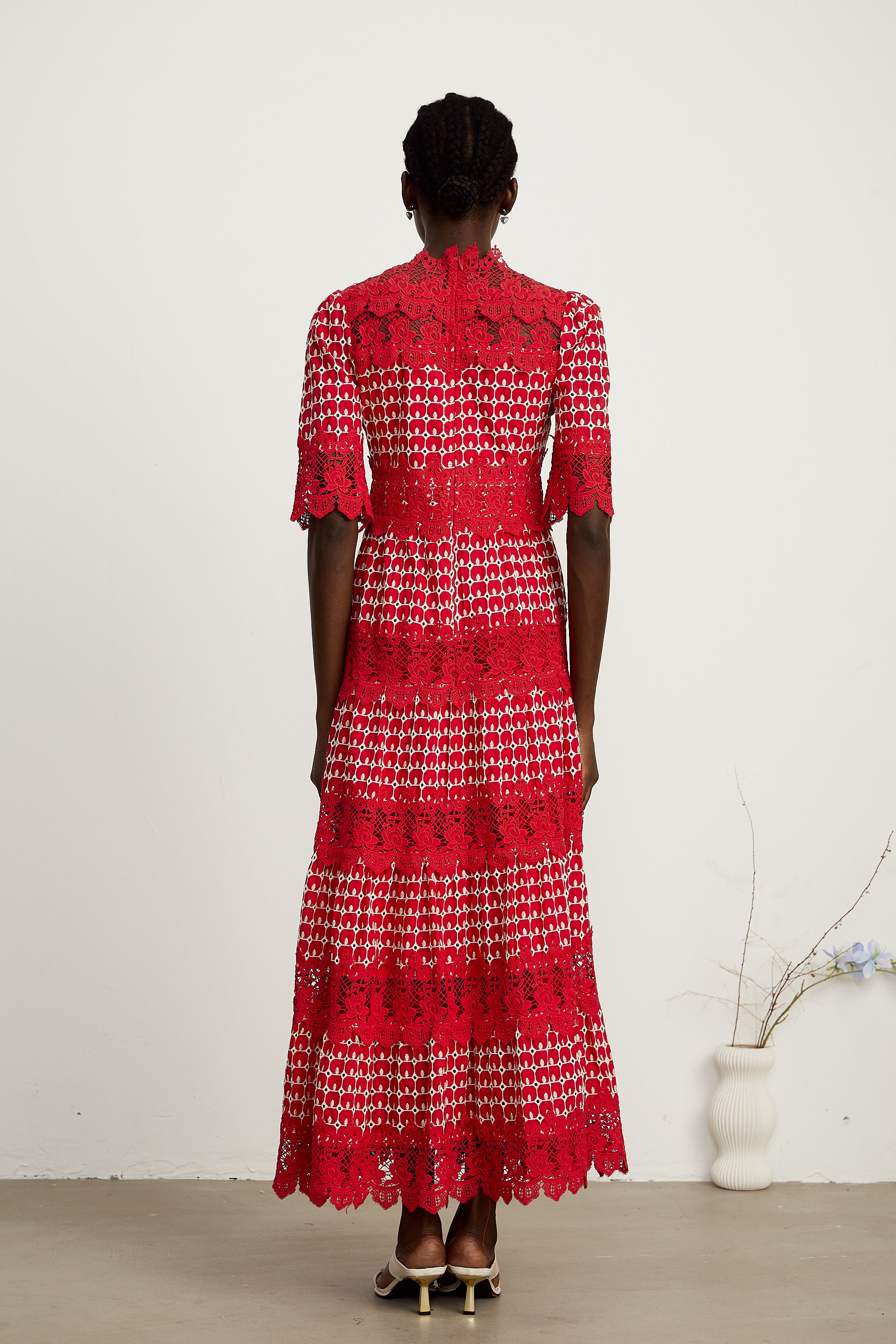 فستان شانتال ماكسي أحمر بنقشة صدفية وأجزاء من الدانتيل